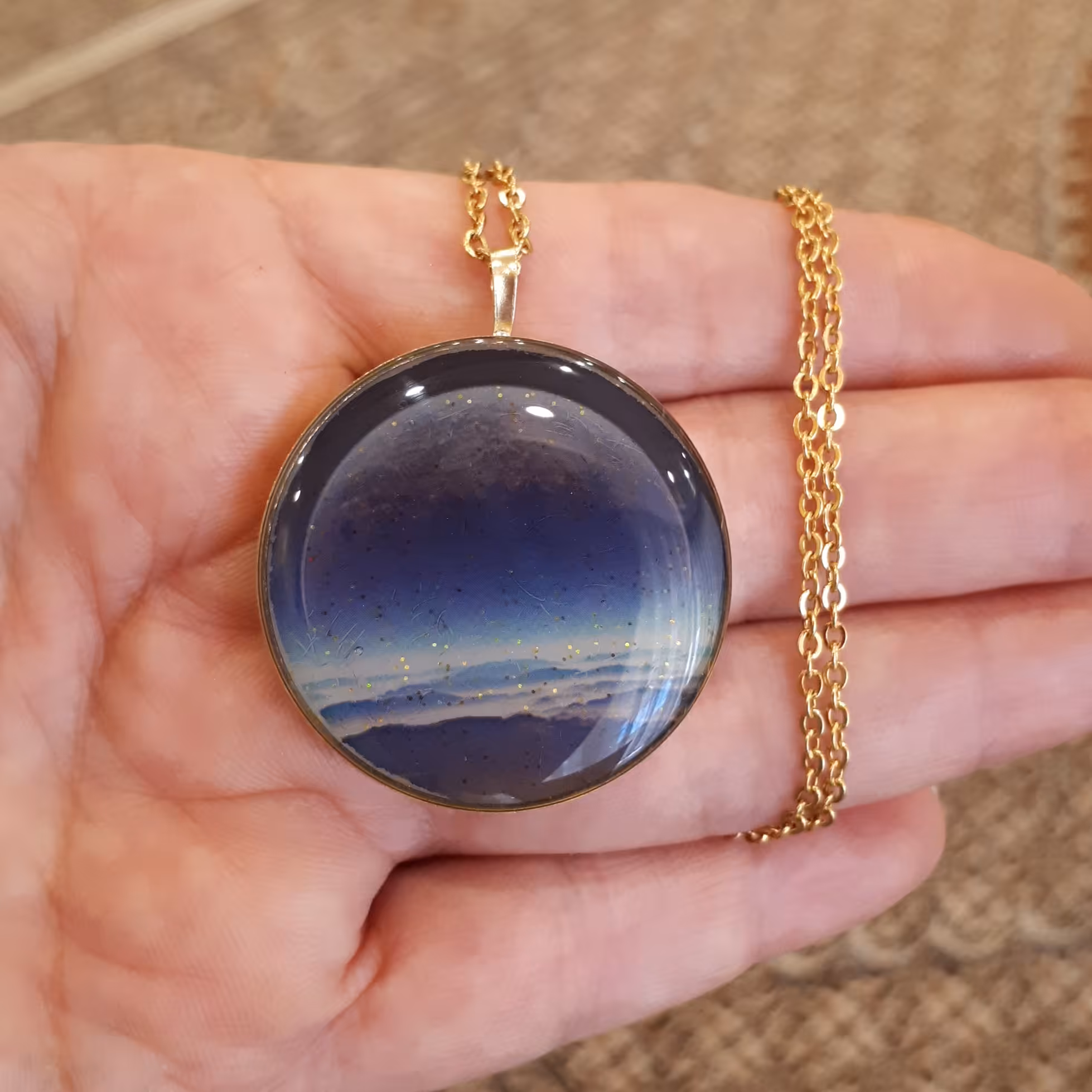 گردنبند یا آویز ماشین رزینی شبتاب ماه با زنجیر استیل رنگ ثابت 