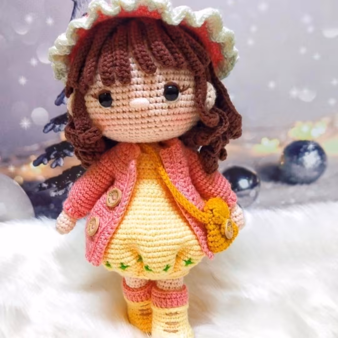 عروسک بافتنی لیلی با سایز تقریبی 22 سانت و رنگبندی متغیر 