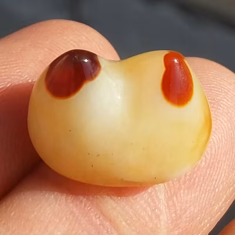 نگین عقیق باباقوری دو کوهان بسیار خوش رنگ و طرح کد 12064