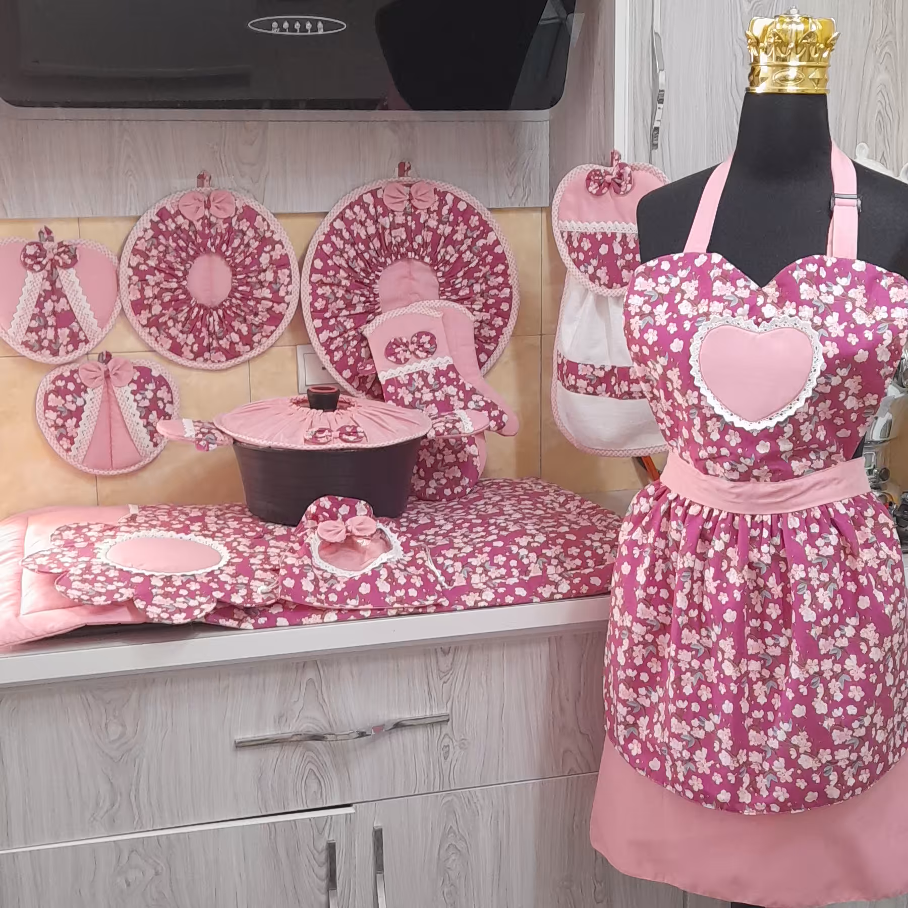 سرویس 14 تیکه وجنس کتان نخ و3 عدد دمکنی   ودستگیره چدن وپیشبنددودامنه وکیسه حبوبات و نمگیرودستکش  فر.....