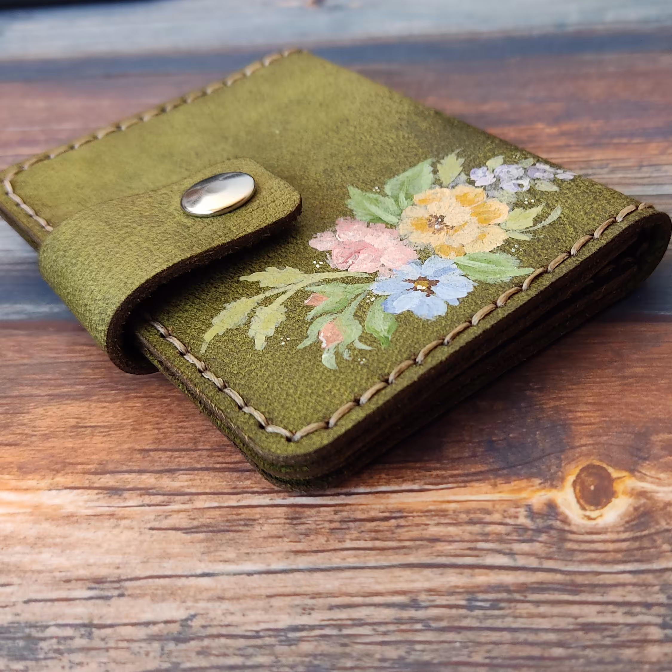 جاکارتی دکمه دار چرم طبیعی دست دوز نقاشی شده 