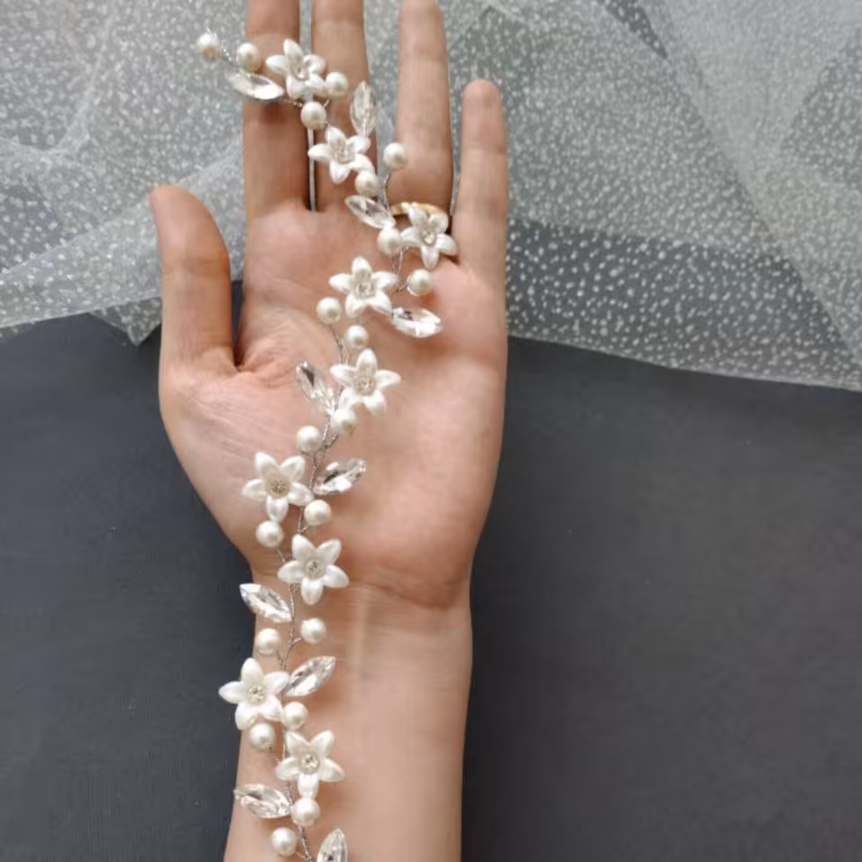 ریسه ی ظریف و زیبا متریال مروارید سنگی و نگین مارکیز جنس شیشه و گل کریستالی