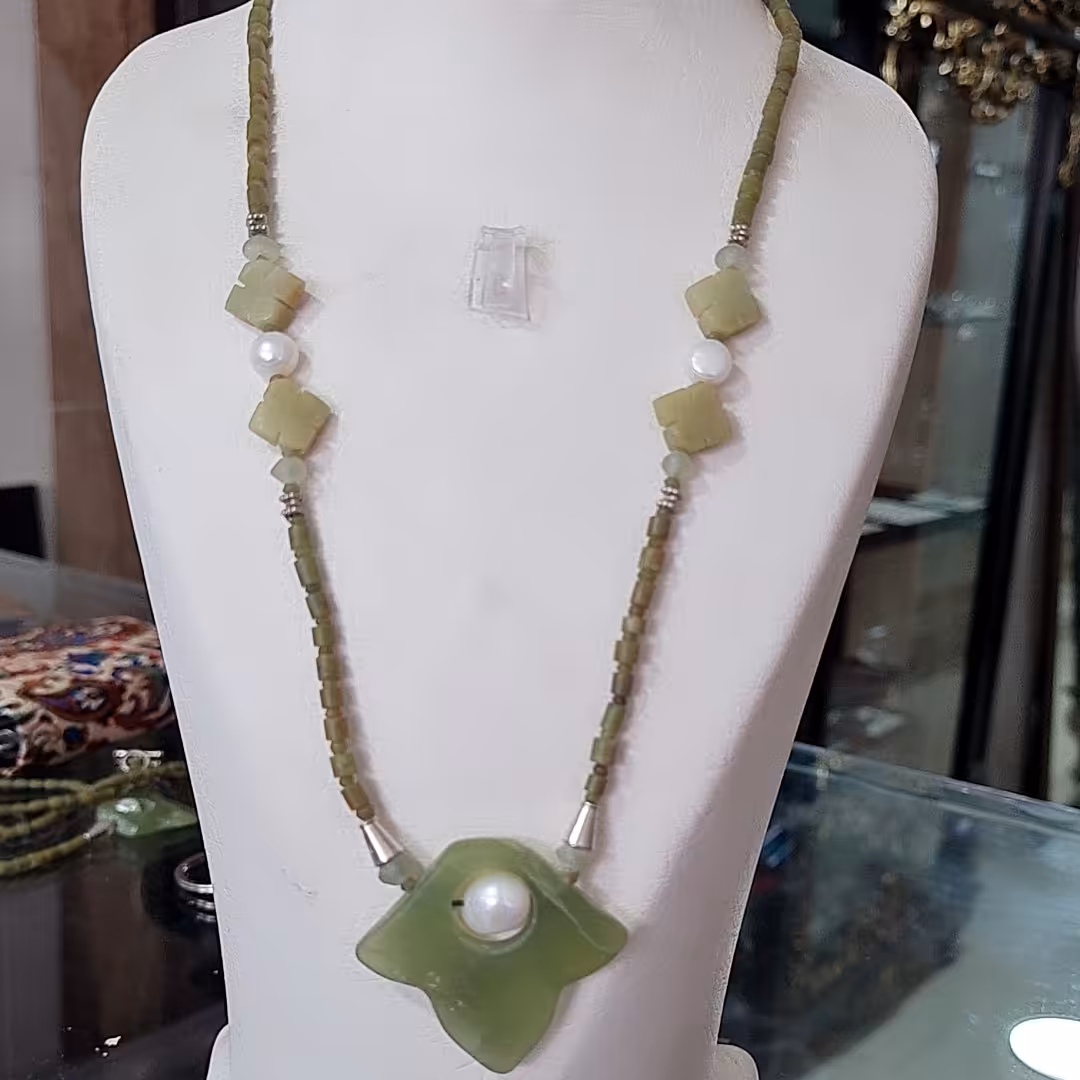 گزدنبند تمام سنگ شاه مصود کاملا طبیعی و معدنی همراه با مروارید پرورشی طبیعی