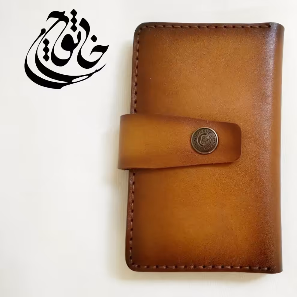 کیف پول زیبا وجادار در ابعاد 14در 9،ودارای 12 جا کارت دوخته شده با چرم گاو و کاملا دستدوز