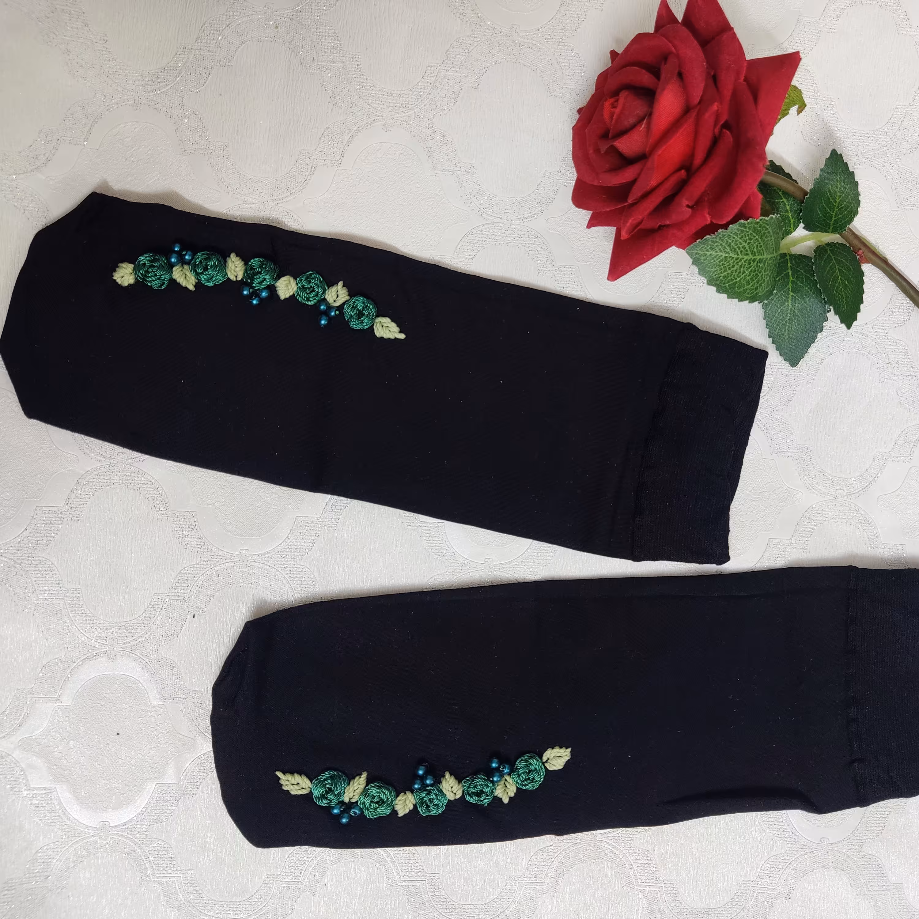 جوراب گلدوزی طرح پنج گل رنگ سبز زمردی