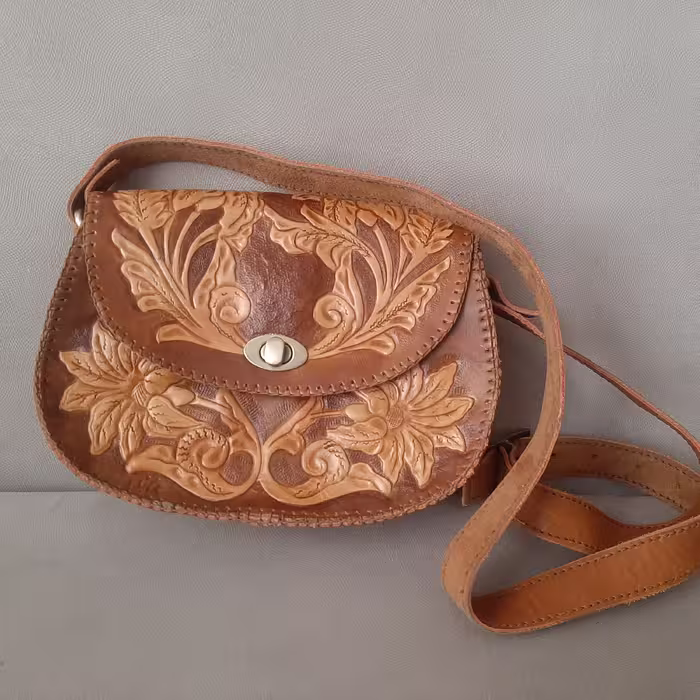 کیف چرم زنانه.با طرح و نقش برجسته.با دوخت ظریف 