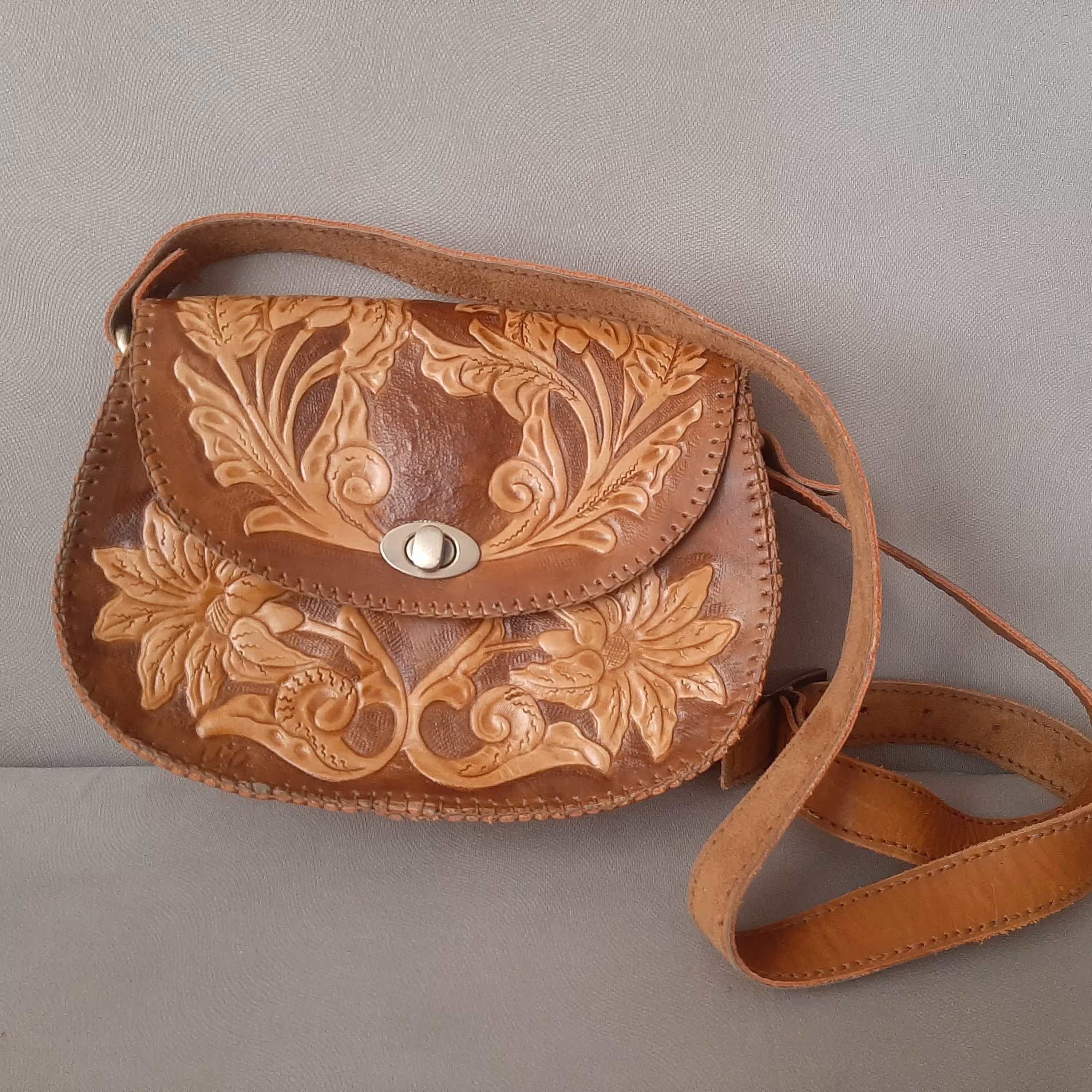 کیف چرم زنانه.با طرح و نقش برجسته.با دوخت ظریف 