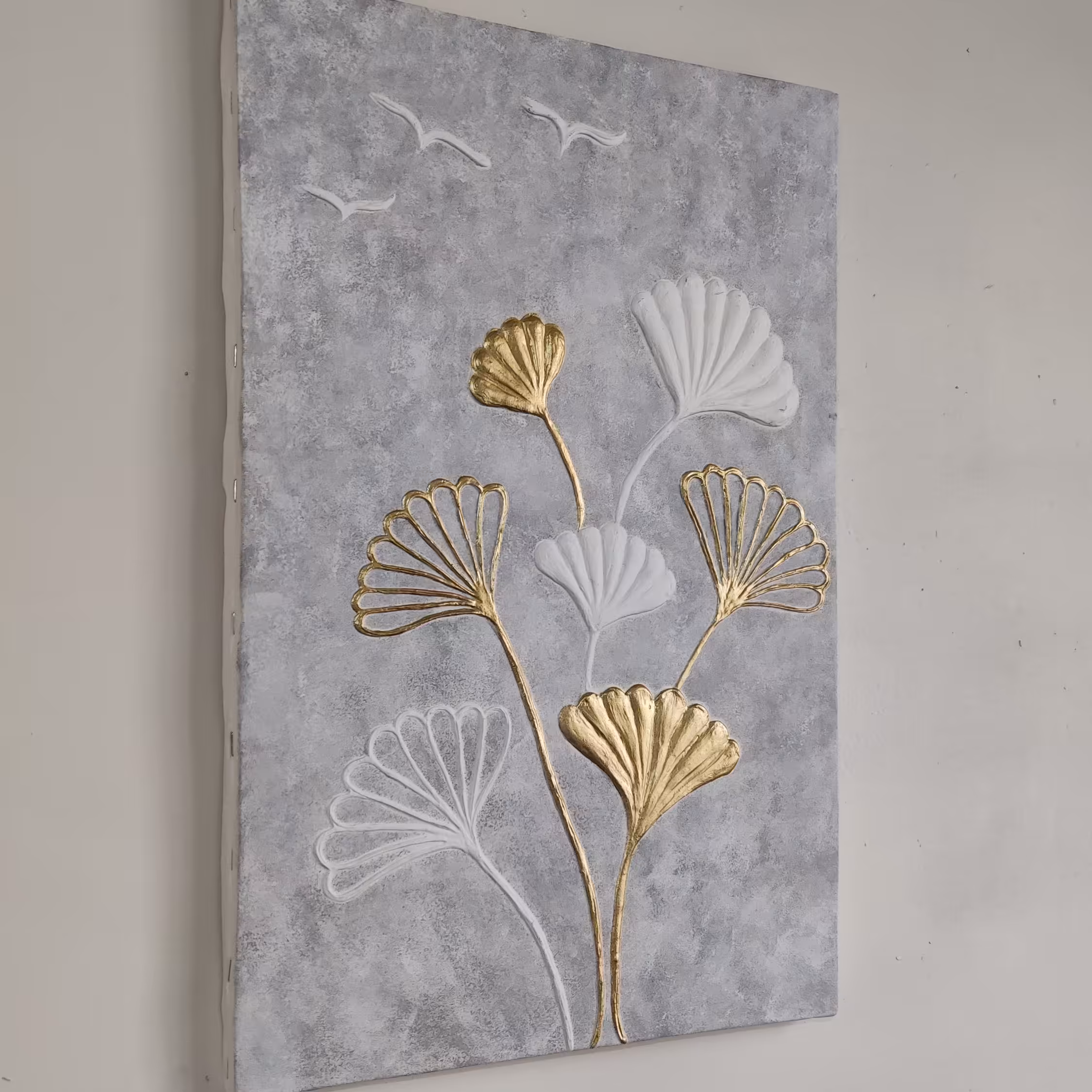 تابلو دکوراتیو برجسته
کار شده با خمیر تکسچر
ورق طلا مایع
زمینه ابر و بادی
ابعاد 40 در 60