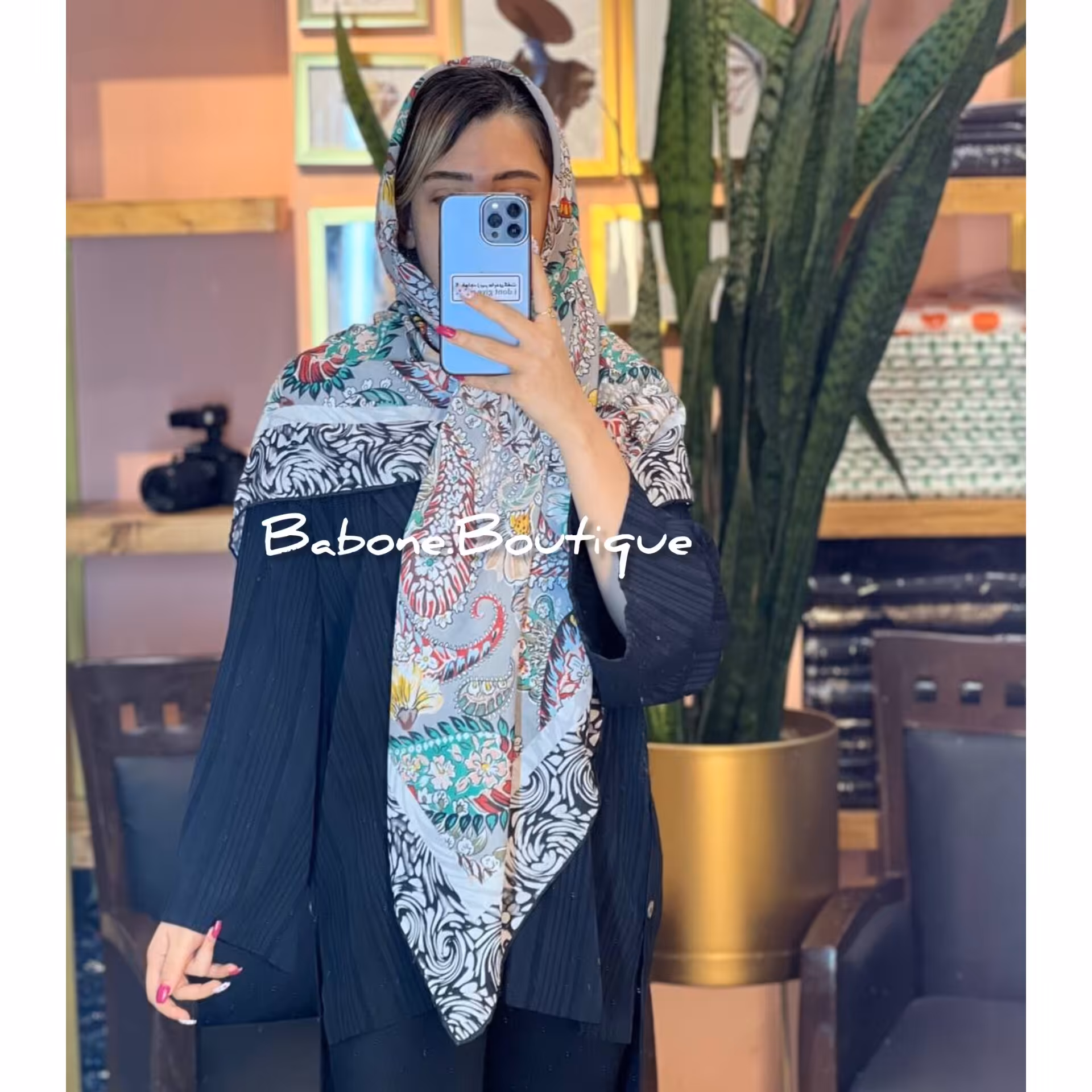 روسری نخی قواره دار زمینه طوسی با ترکیب قرمز قهوه ای آبی سبز زرد  مشکی کرم گلبهی