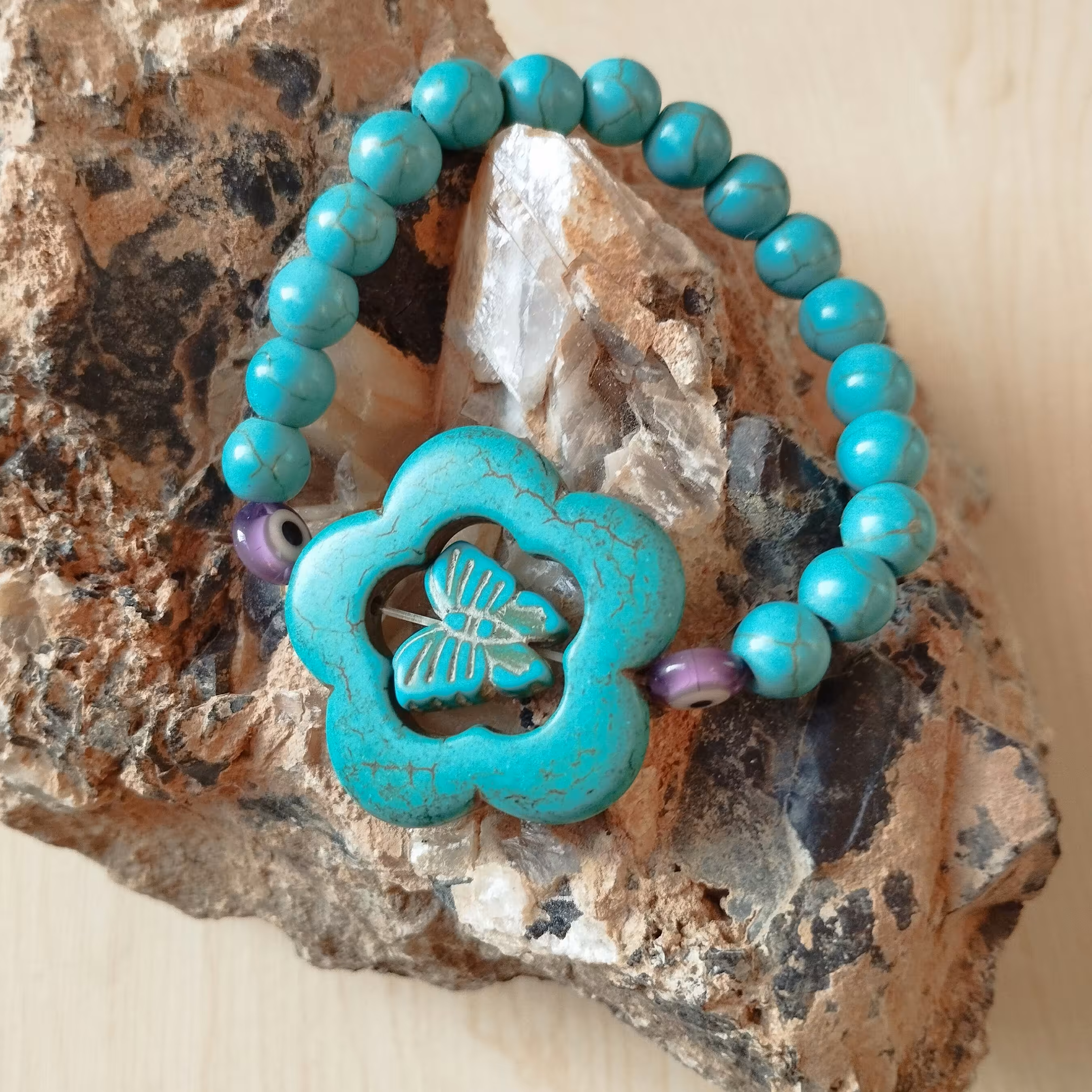 دستبند فیروزه با سنگ فیروزه هندی اصل  با سنگ درشت گل و پروانه و مهره کوره ای چشم نظر  دستبند کشی قابل ساخت به اندازه دست