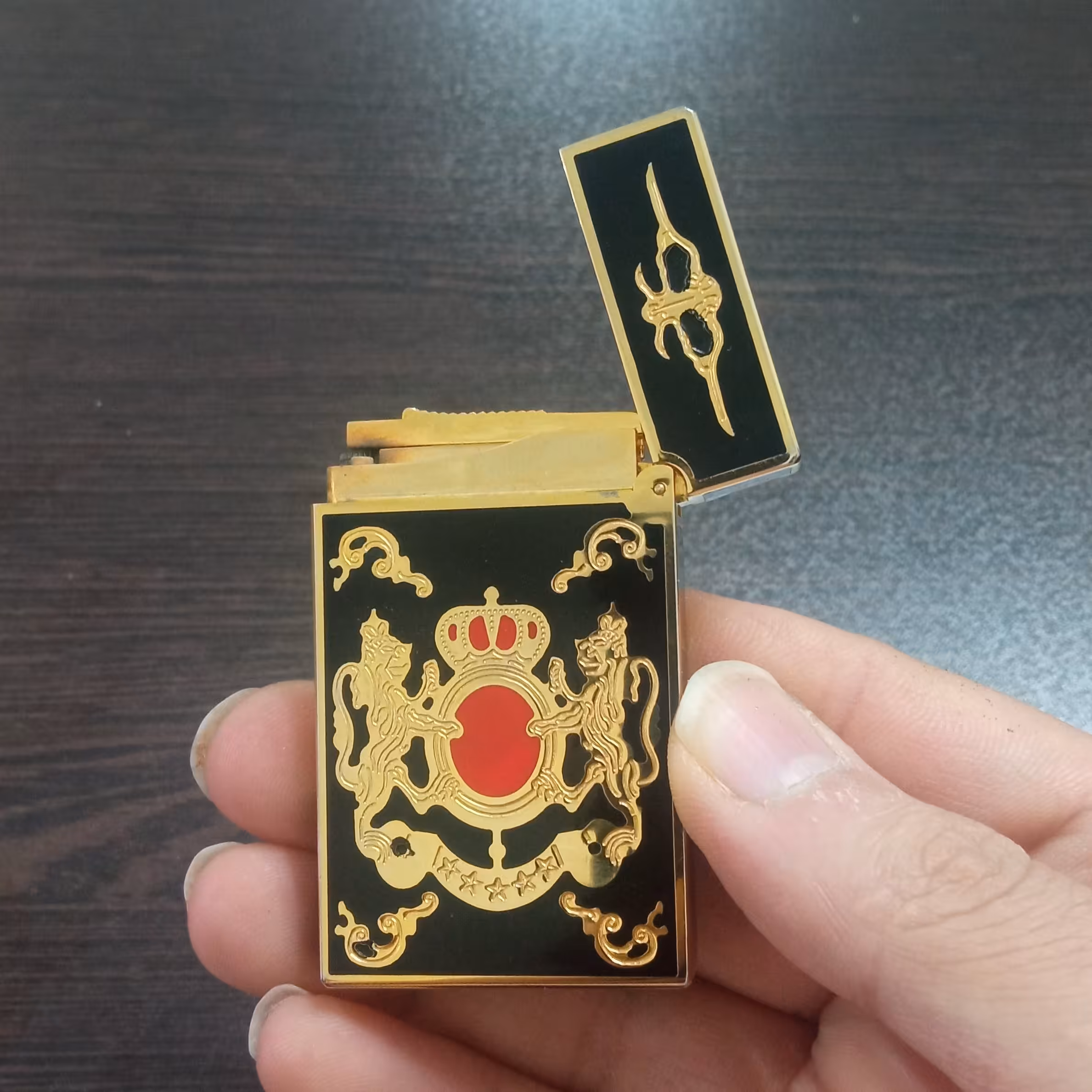 فندک روکش طلا  برند دپونت همراه با جعبه ارجینال و شناسنامه اصالت کالا 