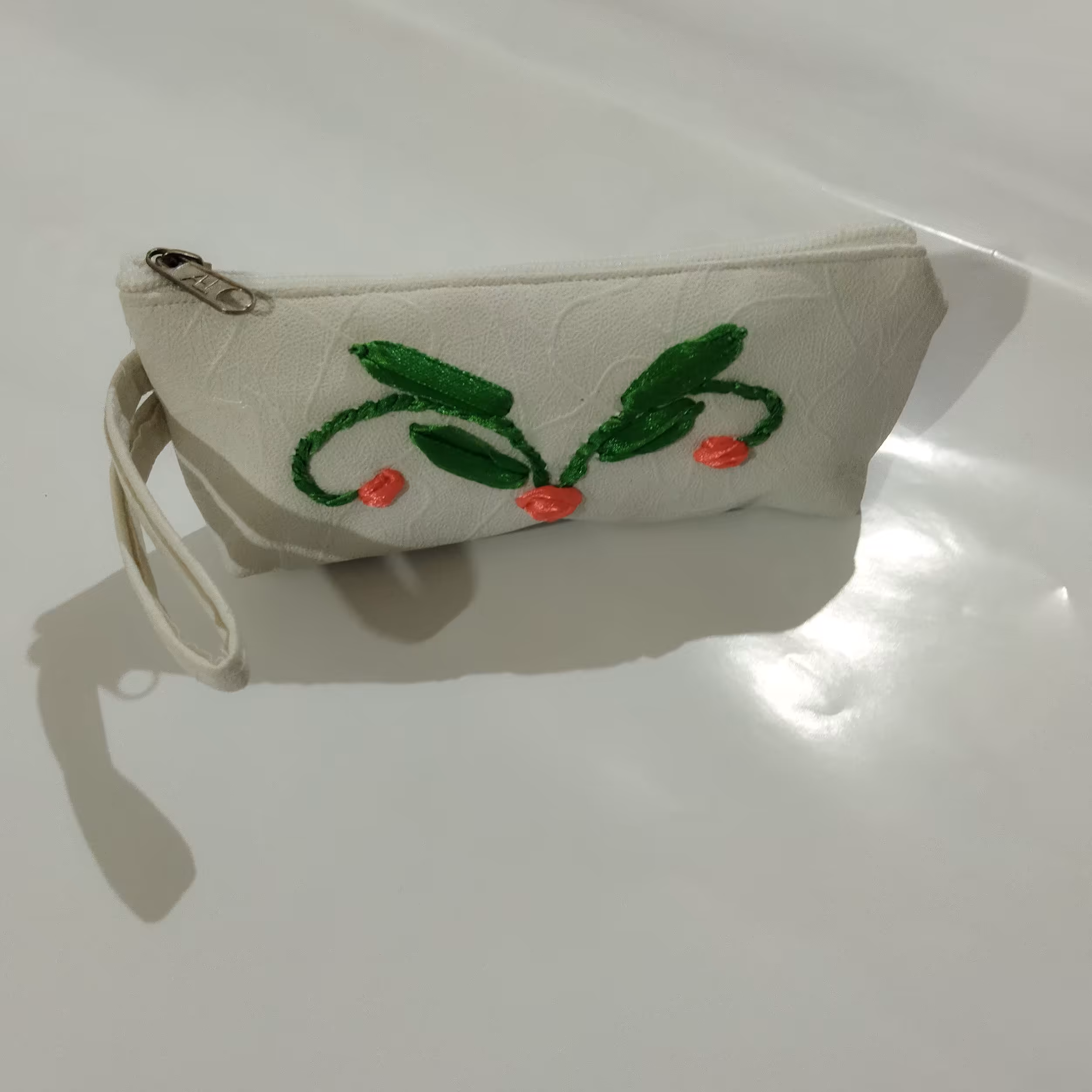 کیف دخترانه ،چرم مصنوعی ،رنگ سفید و صورتی ،دو طرف روبان دوزی ،تک  زیپ با آستری ،سایز 100×200میلی متر 