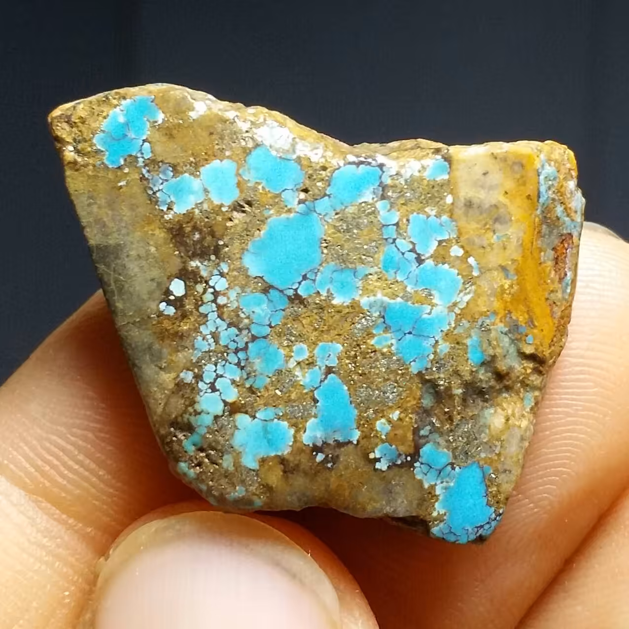 سنگ راف حبه فیروزه اصل نیشابور آبی بسیار خوش رنگ صد در صد طبیعی کد 11348