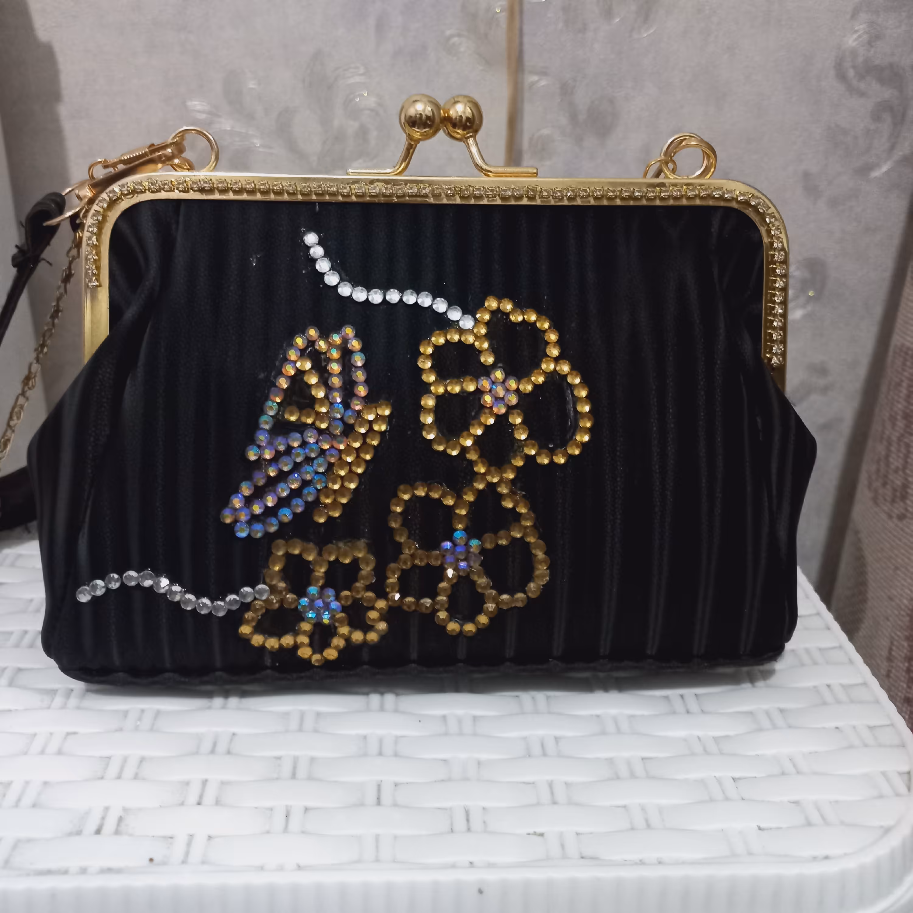 کیف دوشی  مجلسی دیزاین شده  توسط هنر دست دیزاین شده با نگین های اصل دارای دو بند  یک بند از جنس کیف و یک بند فلزی  