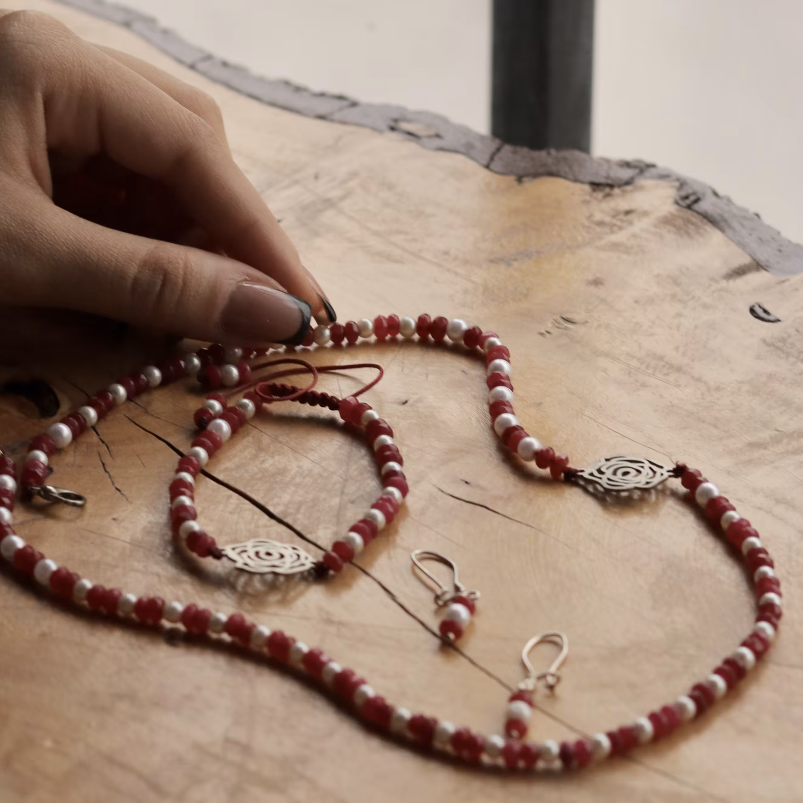 نیم ست.گردنبند،گوشواره و گردنبند ساخته شده از نقره(با پوشش طلای سفید)مروارید و یاقوت