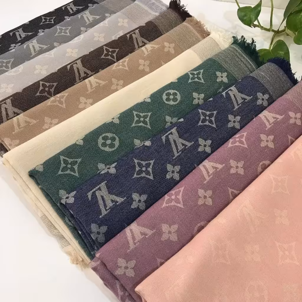 روسری ابریشم ژاکارد حاشیه لمه طرح لویی