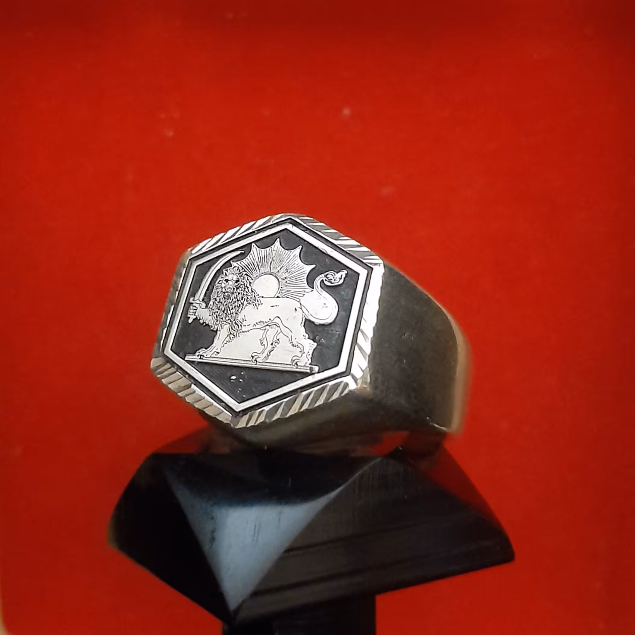 انگشتر نقره مردانه کد 173 وزن 22 گرم سایز 64 الی 65 دارای مهر تهران عیار 925 و کیفیت عالی حکاکی لیزری روی سطح نگین