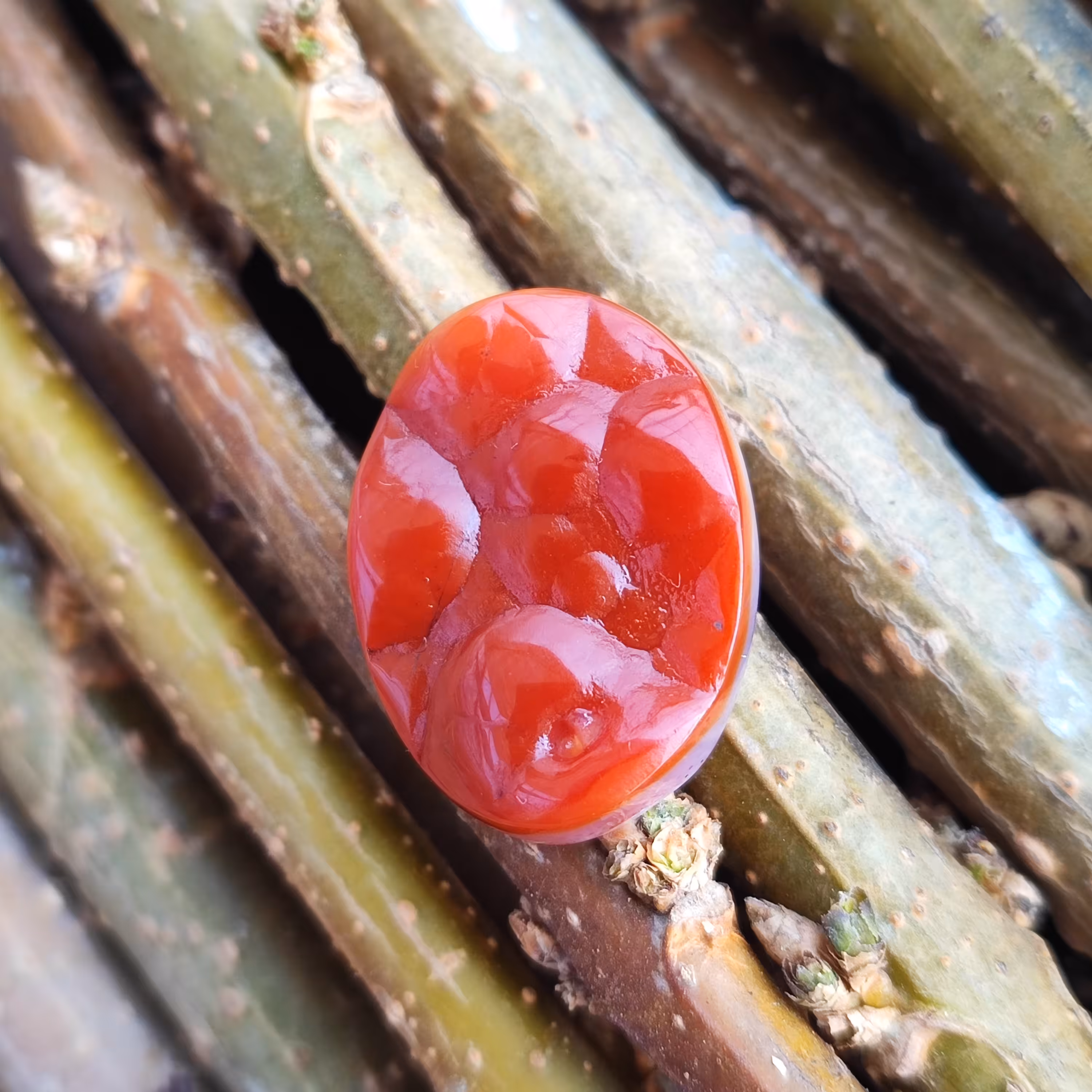 عقیق تاولی سرخ دو رنگ طبیعی تراش بیضی