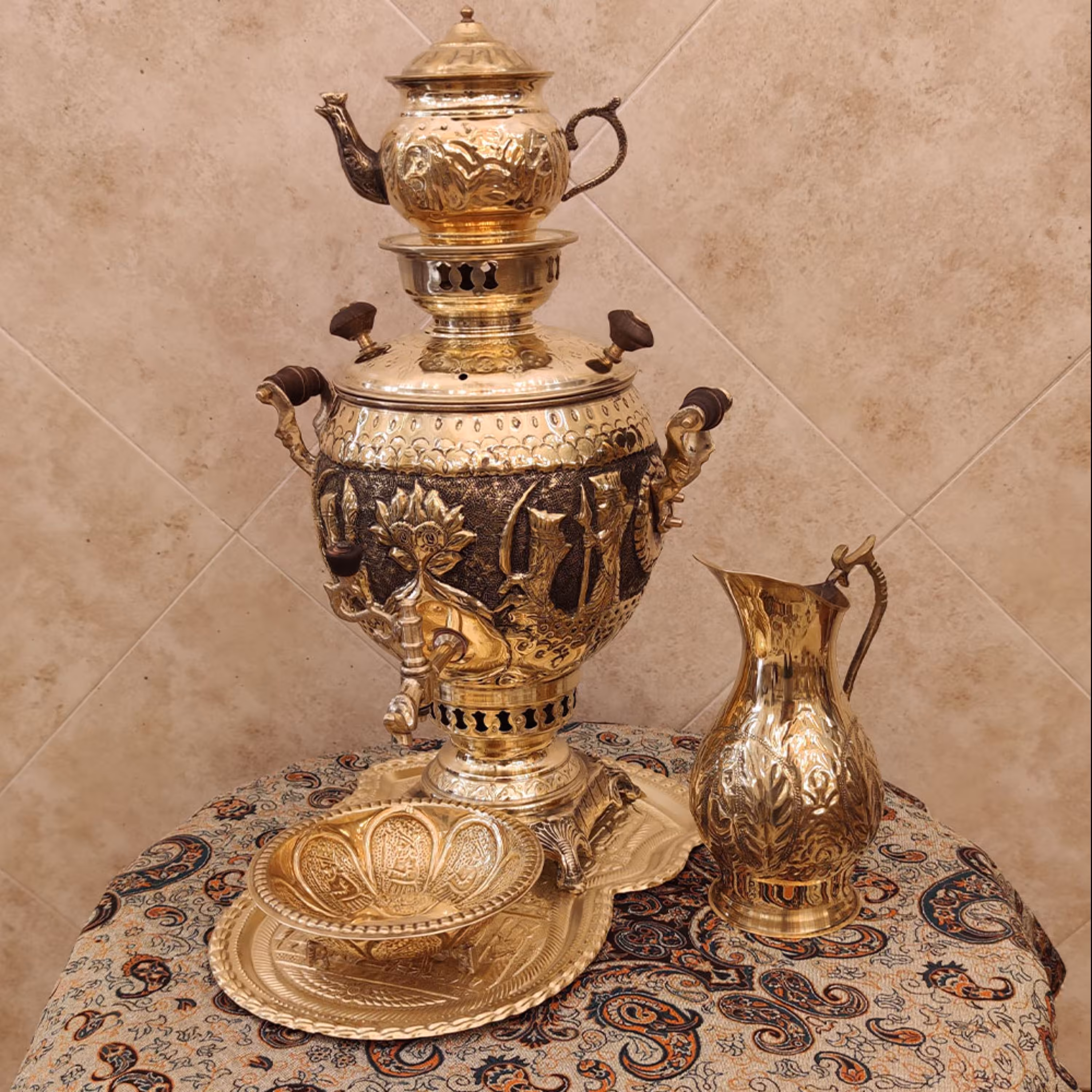 سماور برنجی زغالی 6 لیتری قلم دست برجسته هخامنش زرد با سرویس (ذغالی) کد 1204s