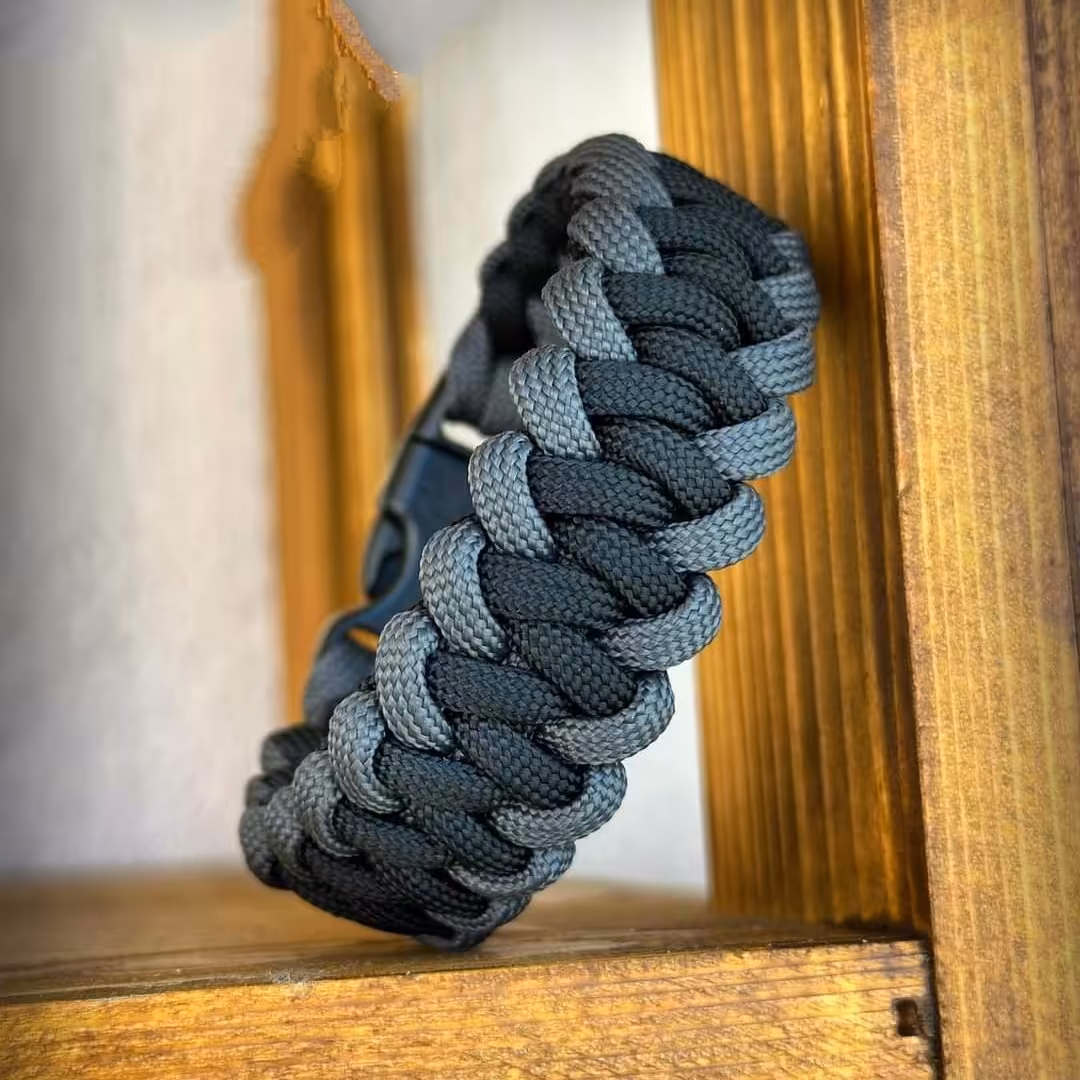 دستبند پاراکورد  دو رنگ  اسپورت  سبک  مقاوم  قابل شستشو 