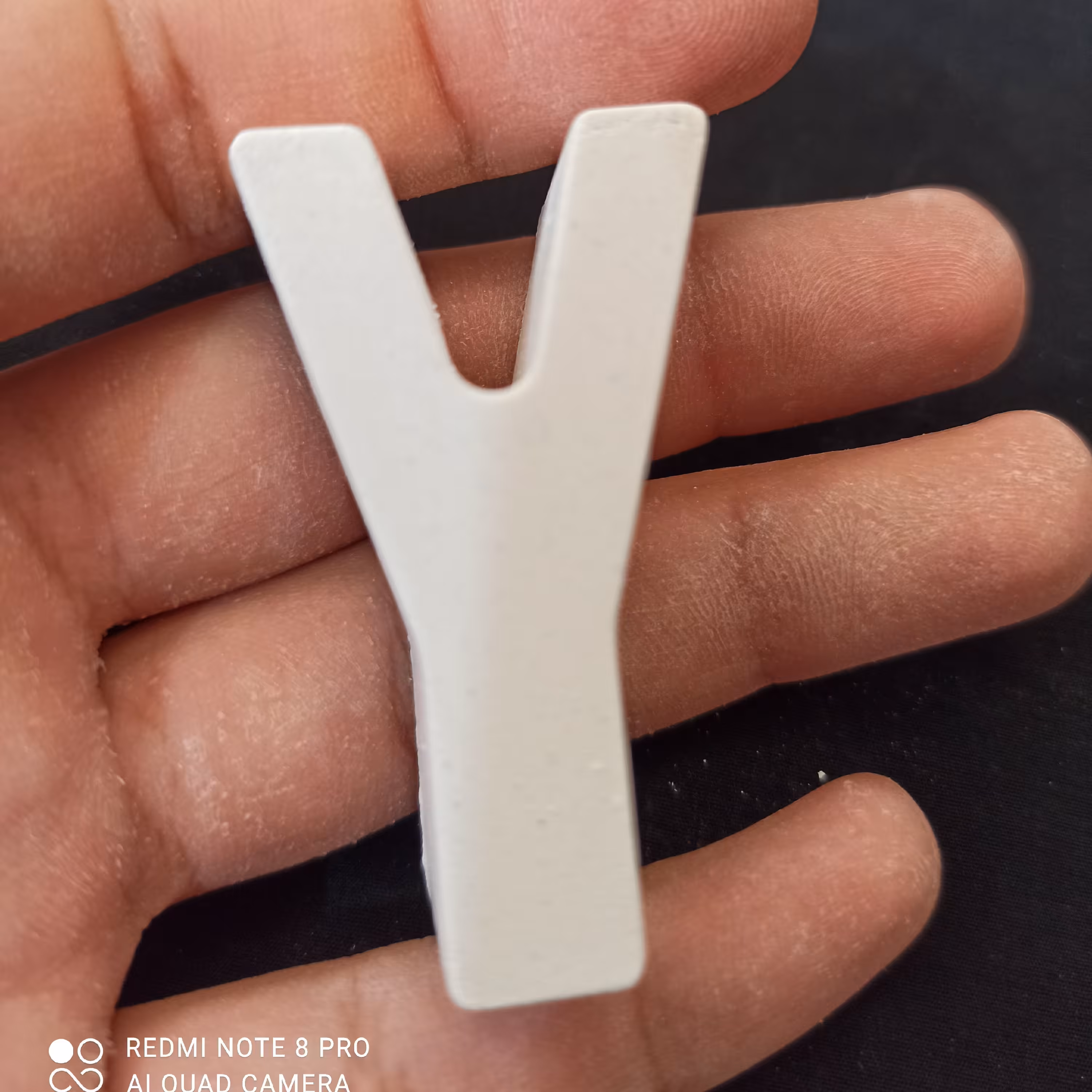 بیس خام حرف Y ، فونت ساده 5 سانتی متری ، جنس بتنی سنگی ، ضخامت 2 سانتی متر