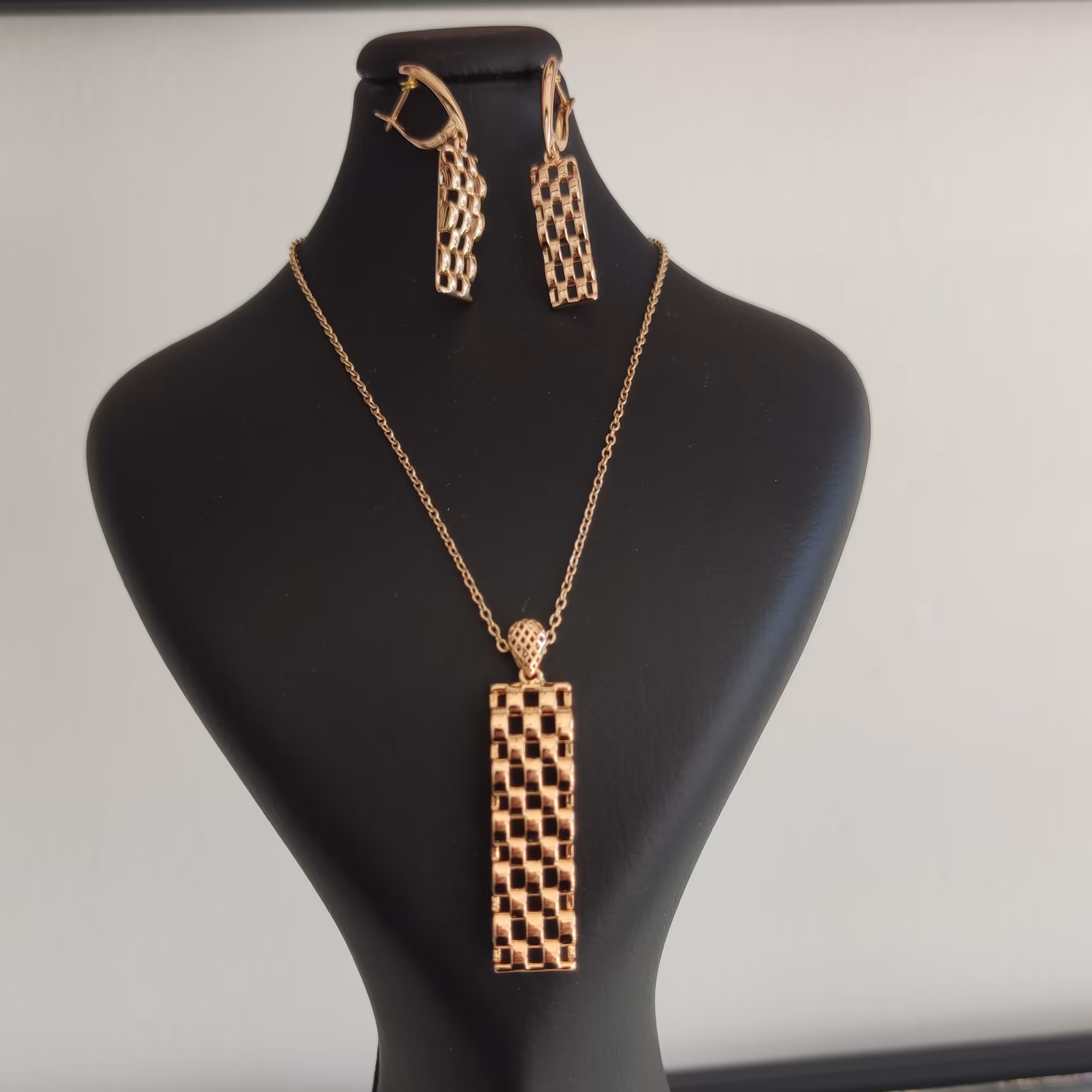 ست پلاک و زنجیر و گوشواره برند معتبر ژوپینگ با روکش طلا و ضد حساسیت.فوق العاده شیک و پرفروش