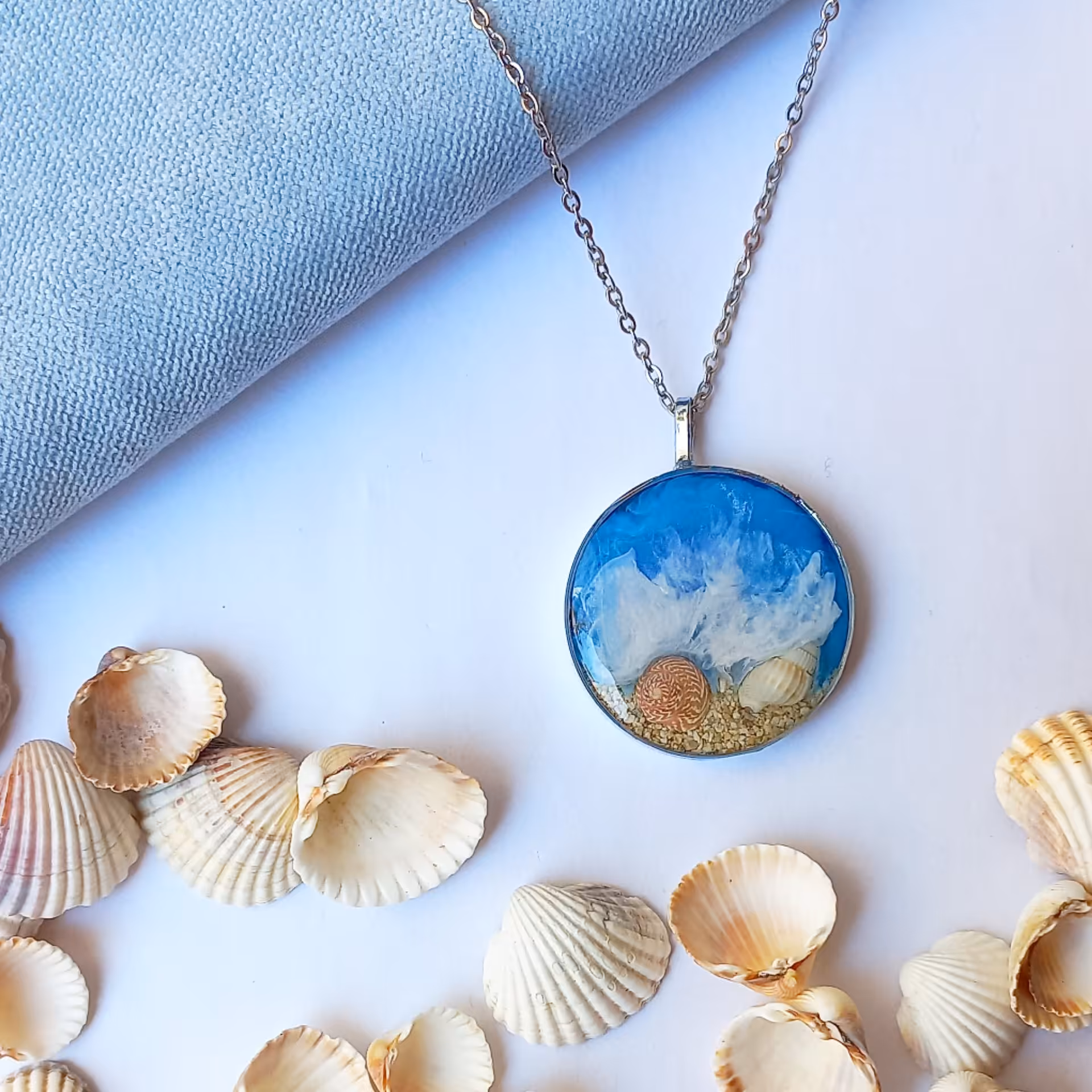 گردنبند طرح دریای رزینی به همراه شن و صدف طبیعی