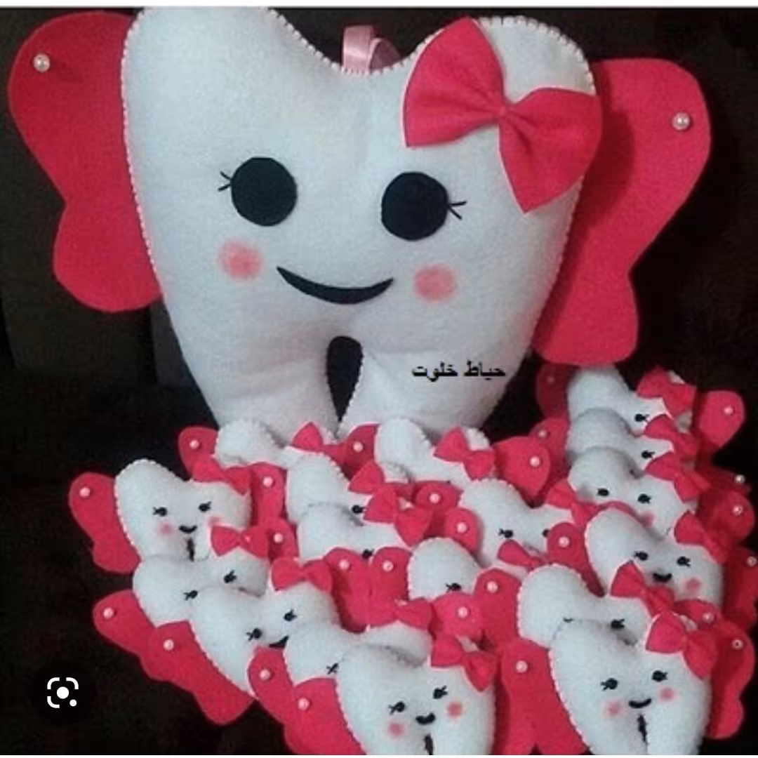 عروسک 30 سانتی دندونی و 20 عدد گیفت دندونی نمدی