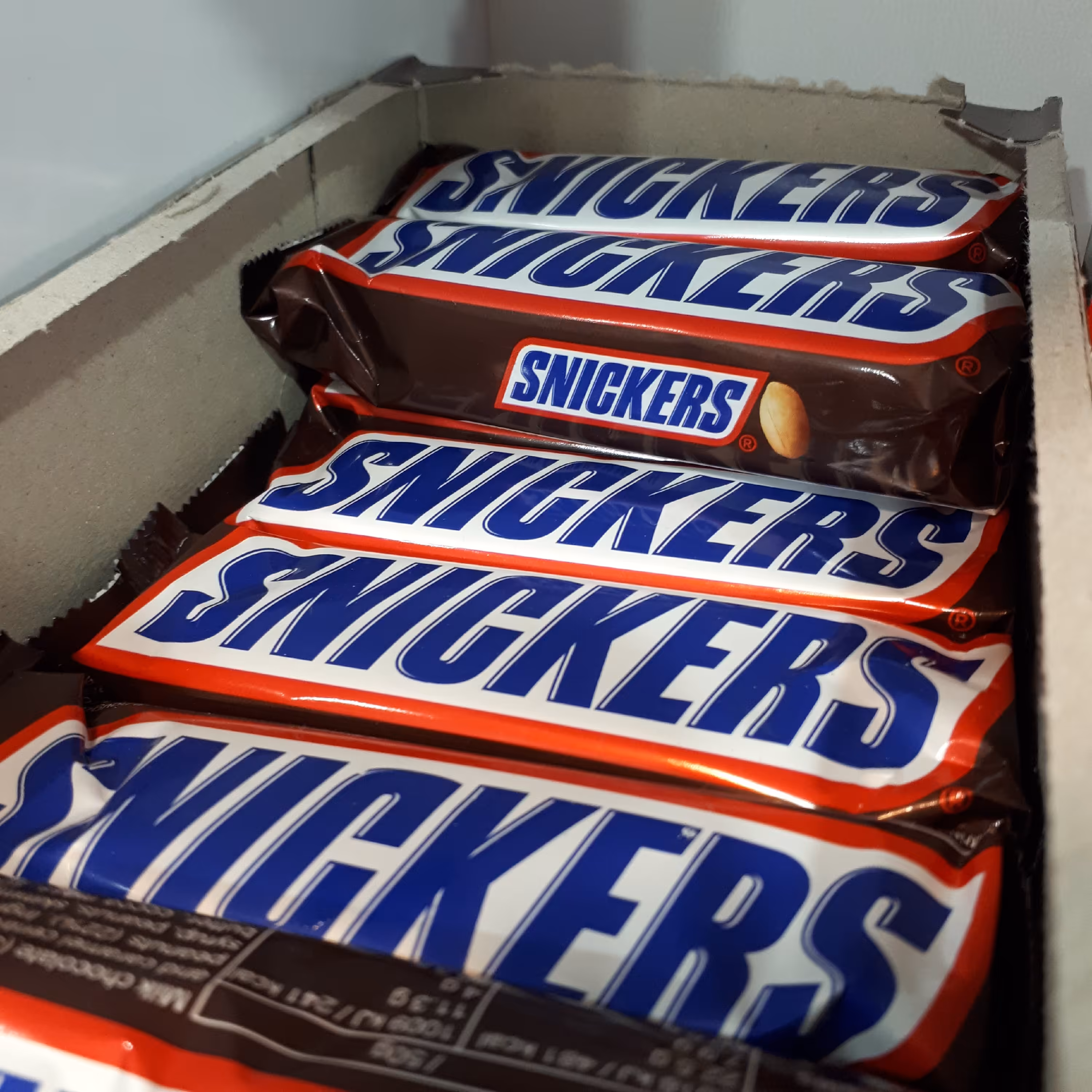 شکلات کاکائویی ترک با مغز بادام زمینی و آجیل اسنیکرز (50 گرمی)