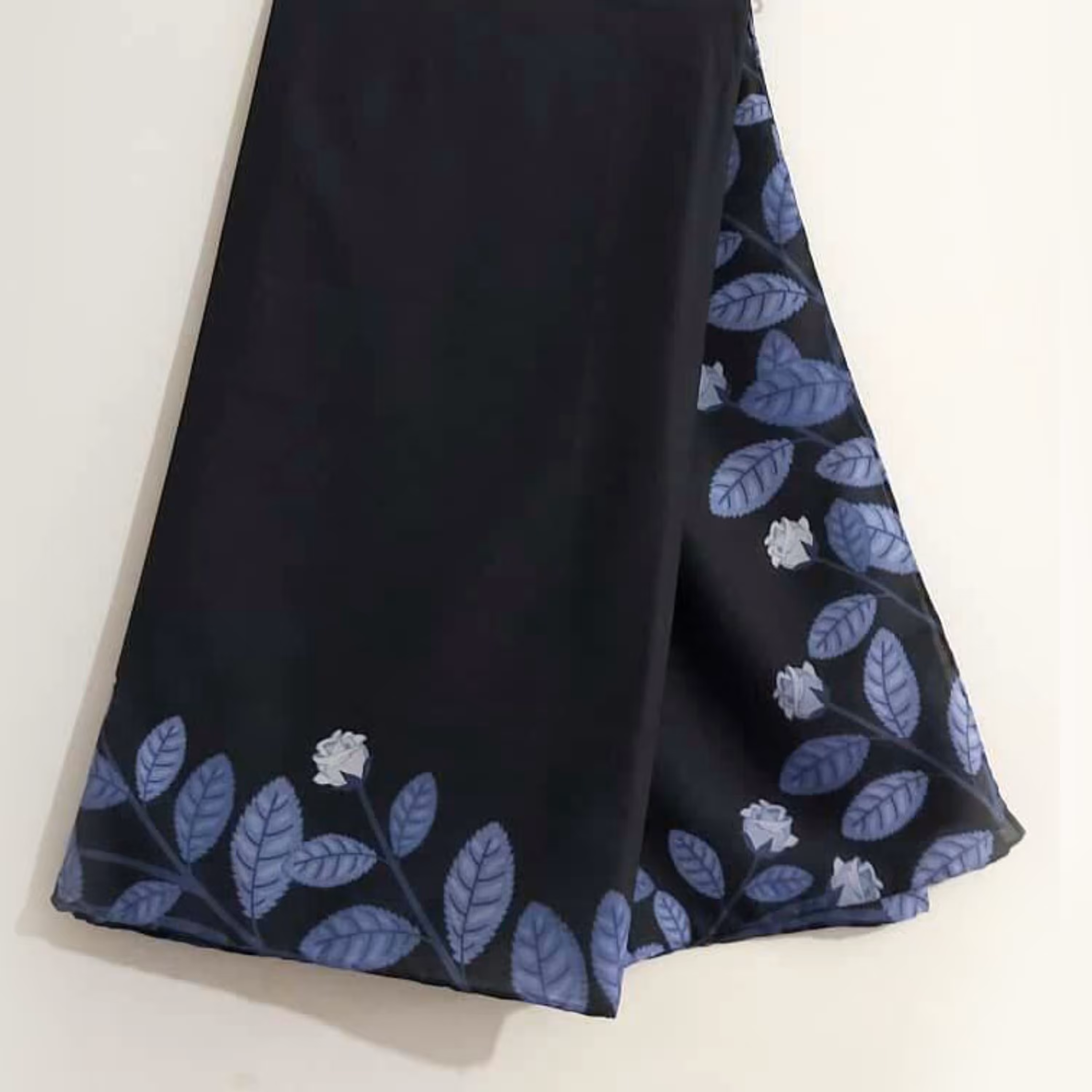 روسری قواره بزرگ گل دار رز آبی