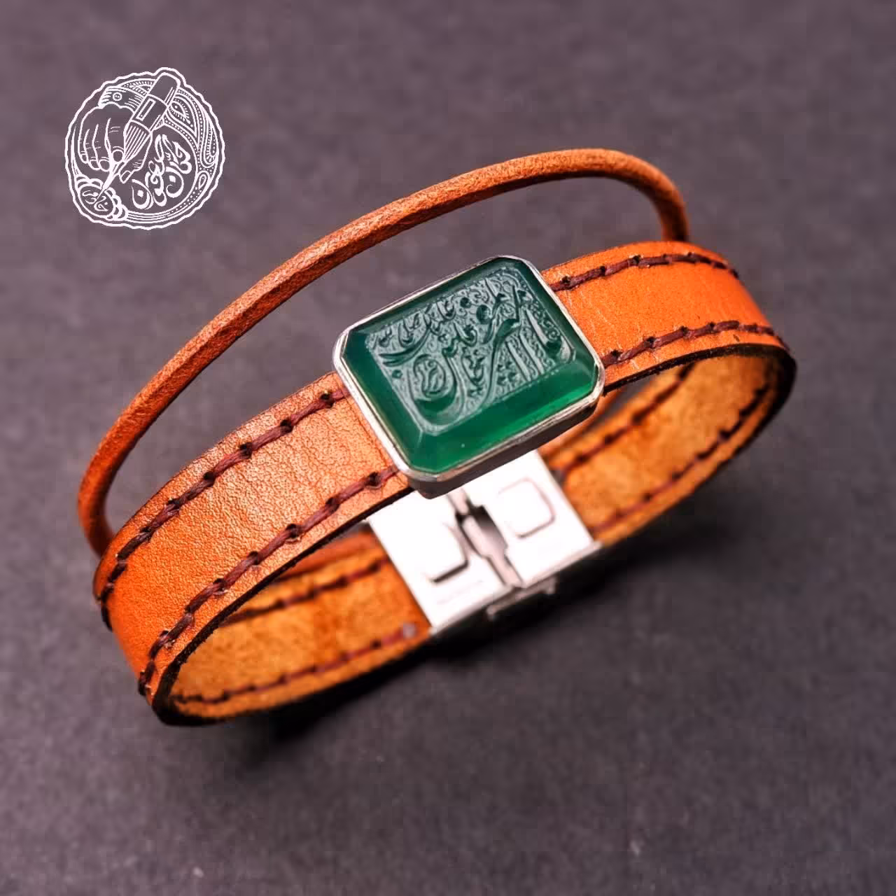 دستبند چرم اصل گاوی دوخت و برش و مدل منحصر به فرد قاب نقره بهترین عیار سنگ سبز معدنی منقش به ذکر صلی الله امیر المومنین 