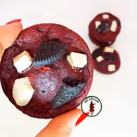 کوکی آمریکایی ردولوت ولنتاین قرمز با تکه های شکلات سفید و بیسکوئیت اورئو