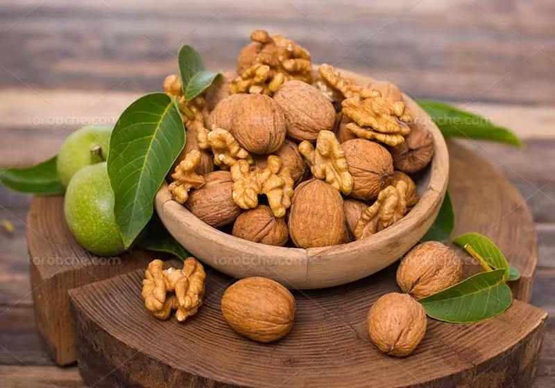 عکس گردو با کاسه چوبی | گرافیک با طعم تربچه