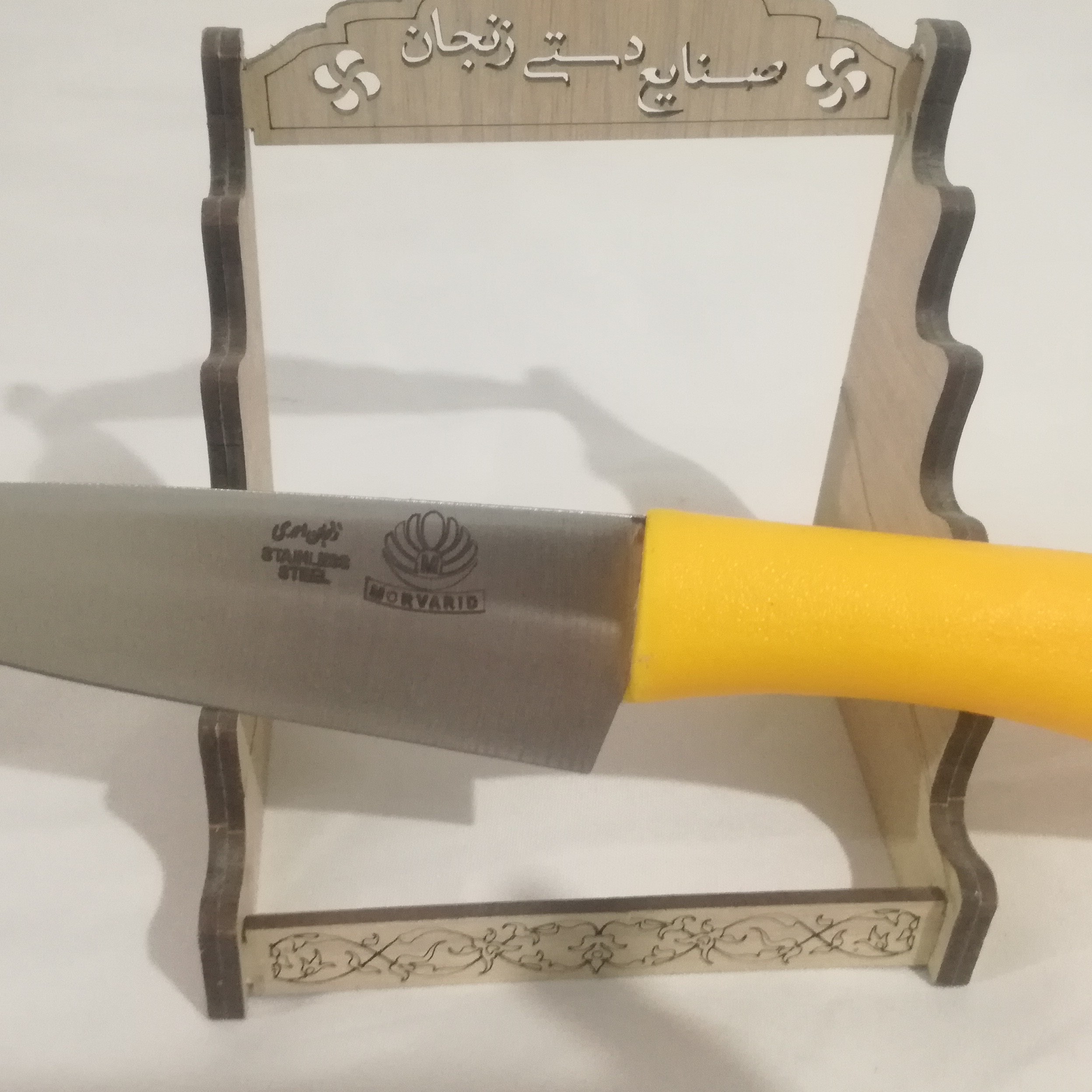 چاقوی زنجان و دست ساز و اصل از تولید به مصرف هست و خیلی دست و سبک و دست ساز