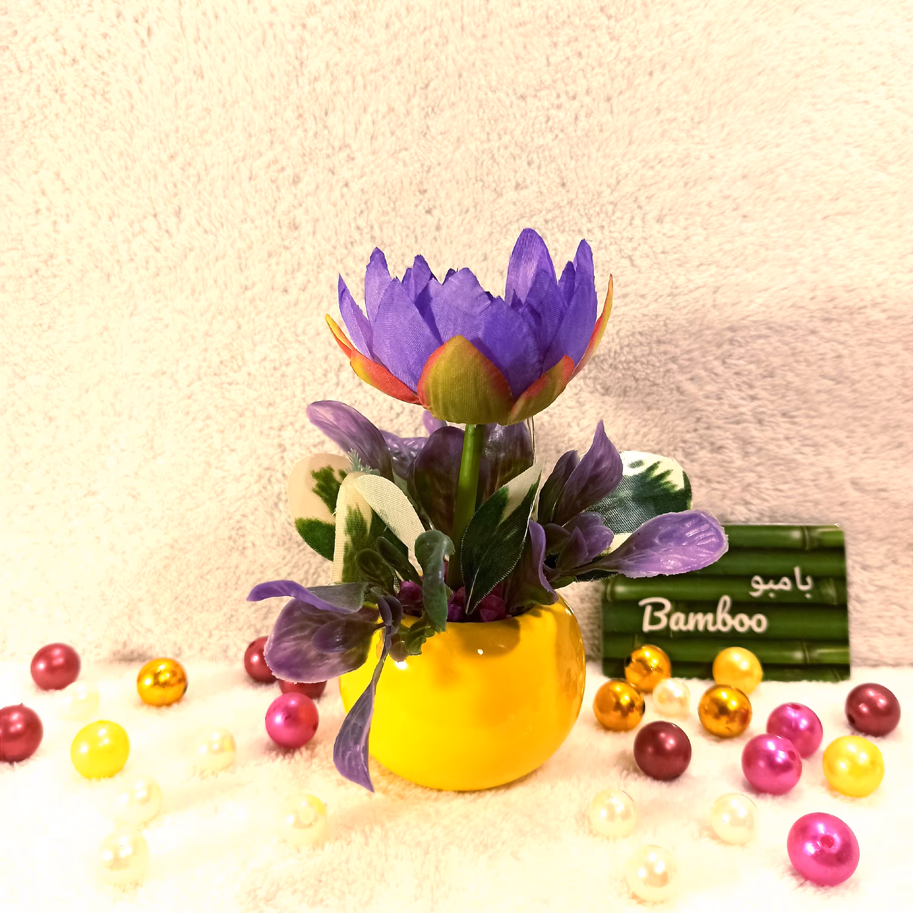 گُلدان با گلِ  مصنوعی ، مینیمال طرح ایکیا 