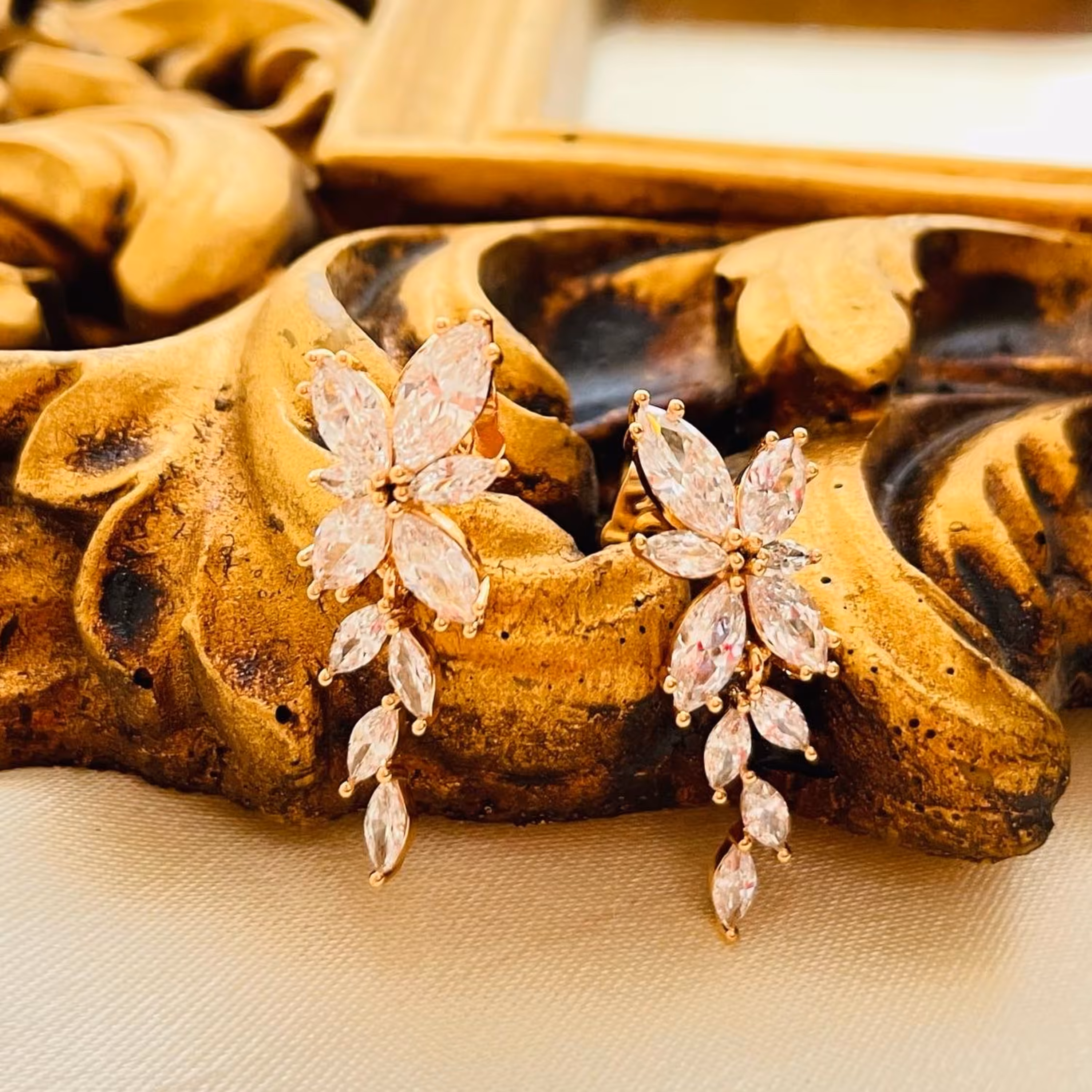 گوشواره میخی آویزی ژوپینگ نگیندار زنانه رنگ ثابت و طرح جواهر و آویز