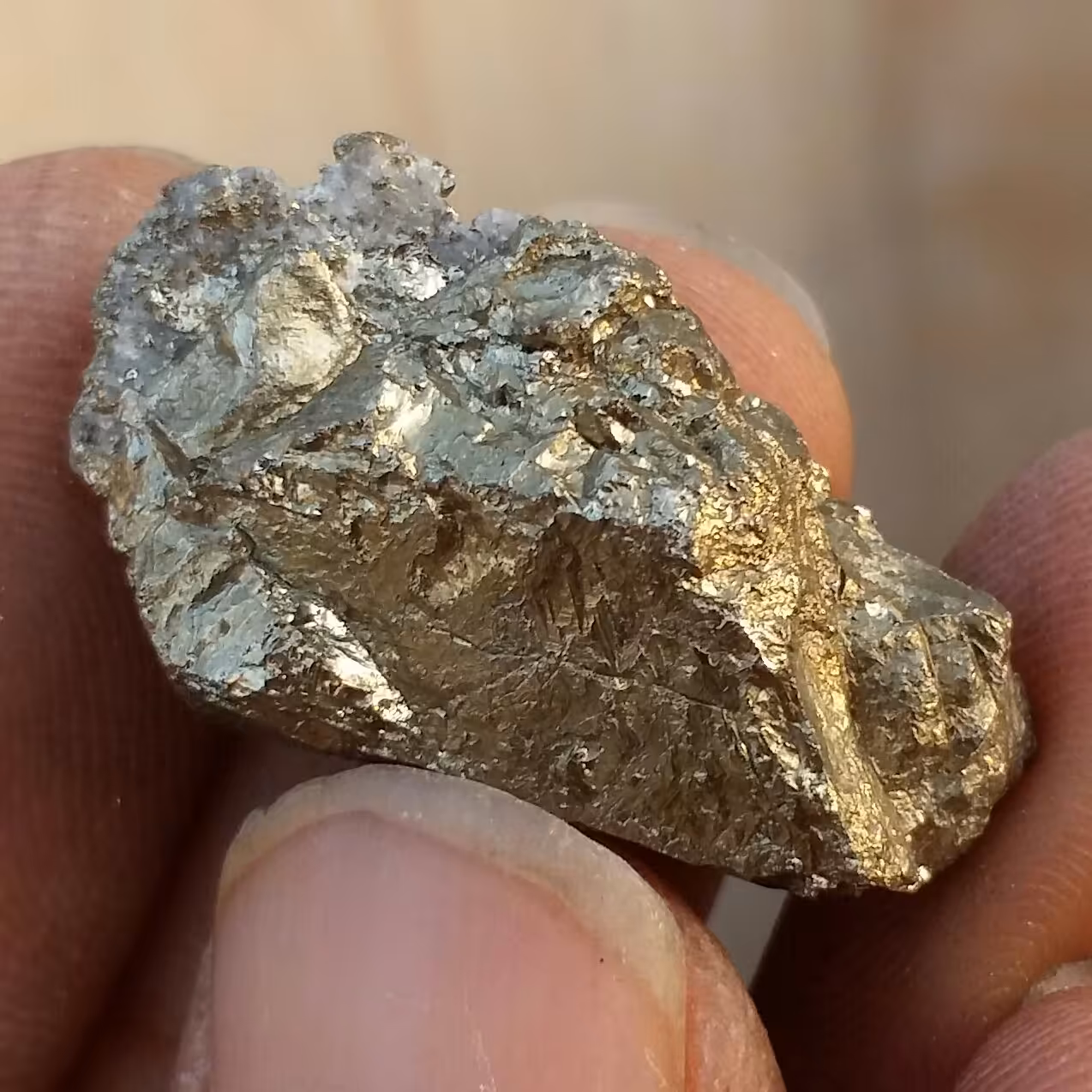 نمونه فوق کلکسیونی سنگ راف  پیریت طلایی ملقب به سنگ طلا همرشدی با بورنیت 100 در 100 طبیعی شاهکار خلقت
کد 9375