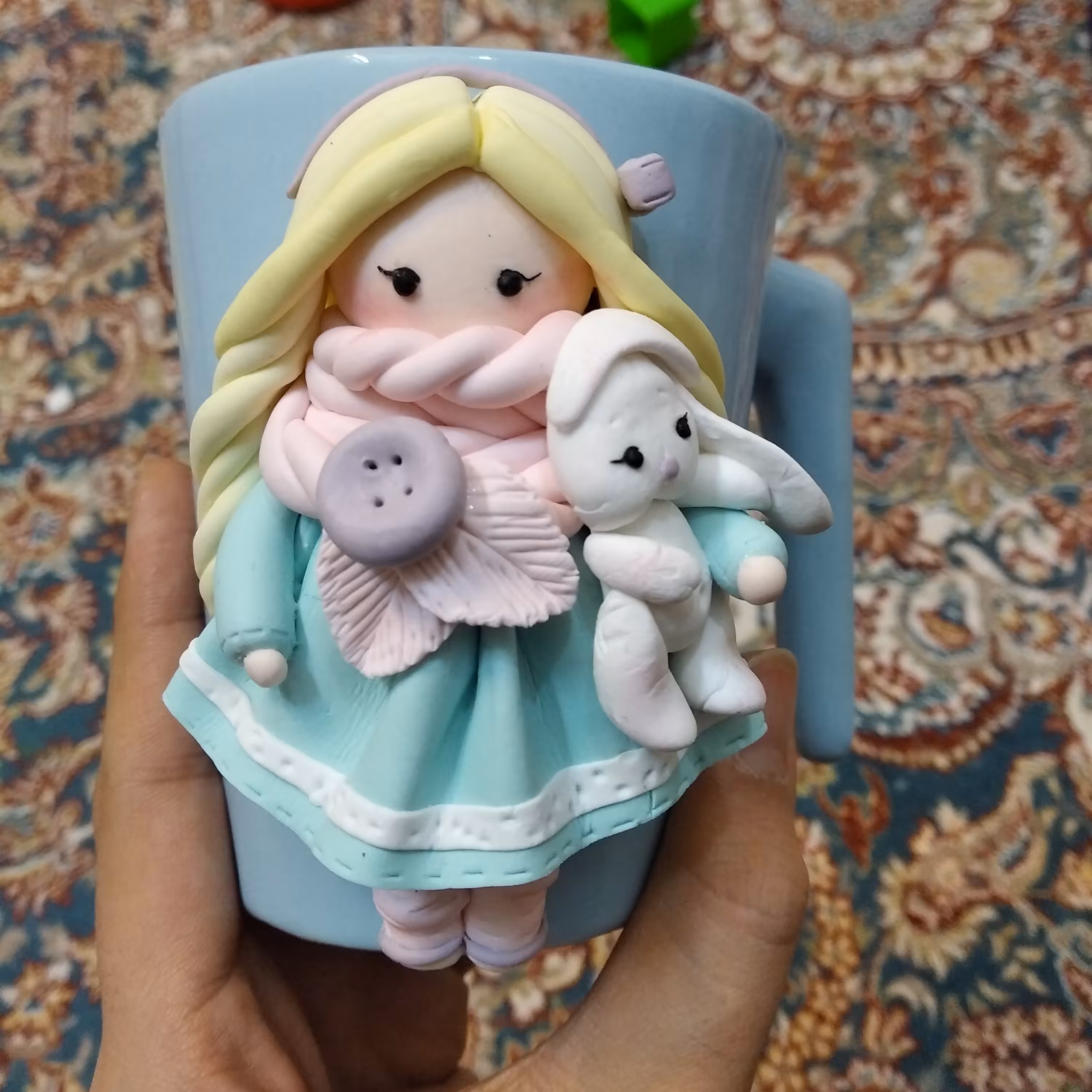 ماگ عروسکی طرح دختر با عروسک خرگوش