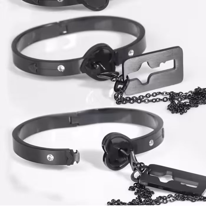 دستبند  استیل مشکی طرح قلب با گردنبند کلید