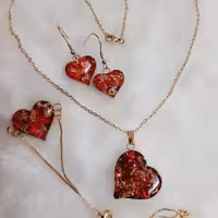 گردنبند زیبای قلبی  قرمز رزینی ست شده باگوشواره ودستبند