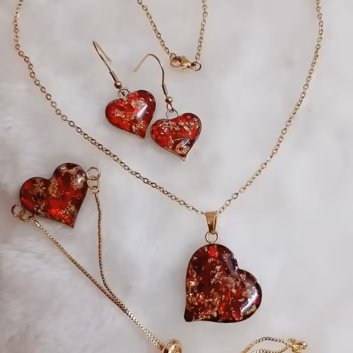 گردنبند زیبای قلبی  قرمز رزینی ست شده باگوشواره ودستبند