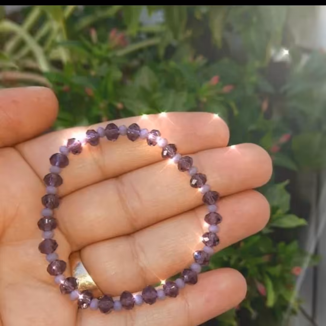 دست بند یاسی کبود اکسسوری دستبند شیک و زیبا دخترانه و زنانه تک رنگ  خاص  سنگ و مهره