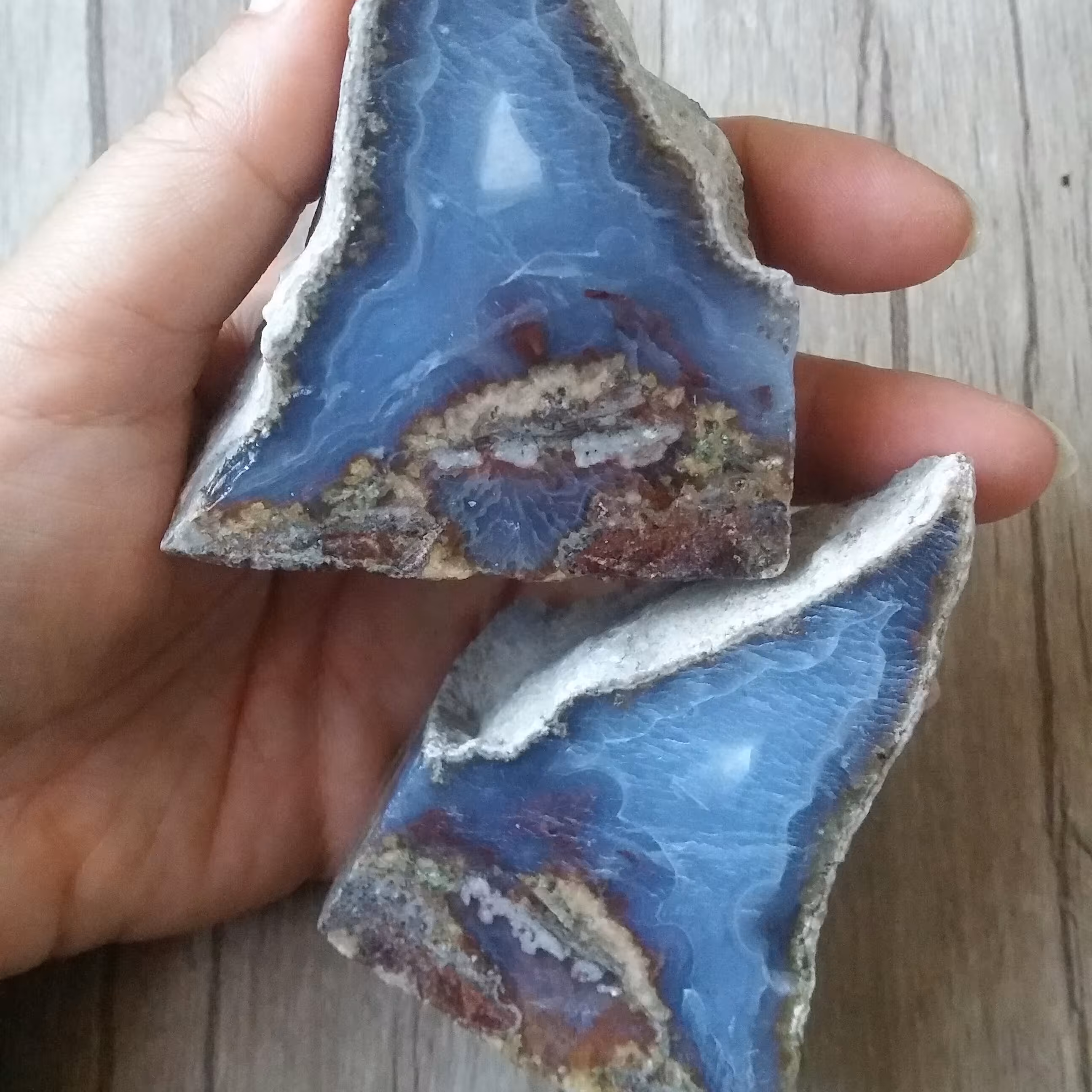 سنگ عقیق بسیار خوشرنگ و آبدار  با خواص بسیار سنگ عقیق مناسب کلکسیون و ویترین 7.8 سانته