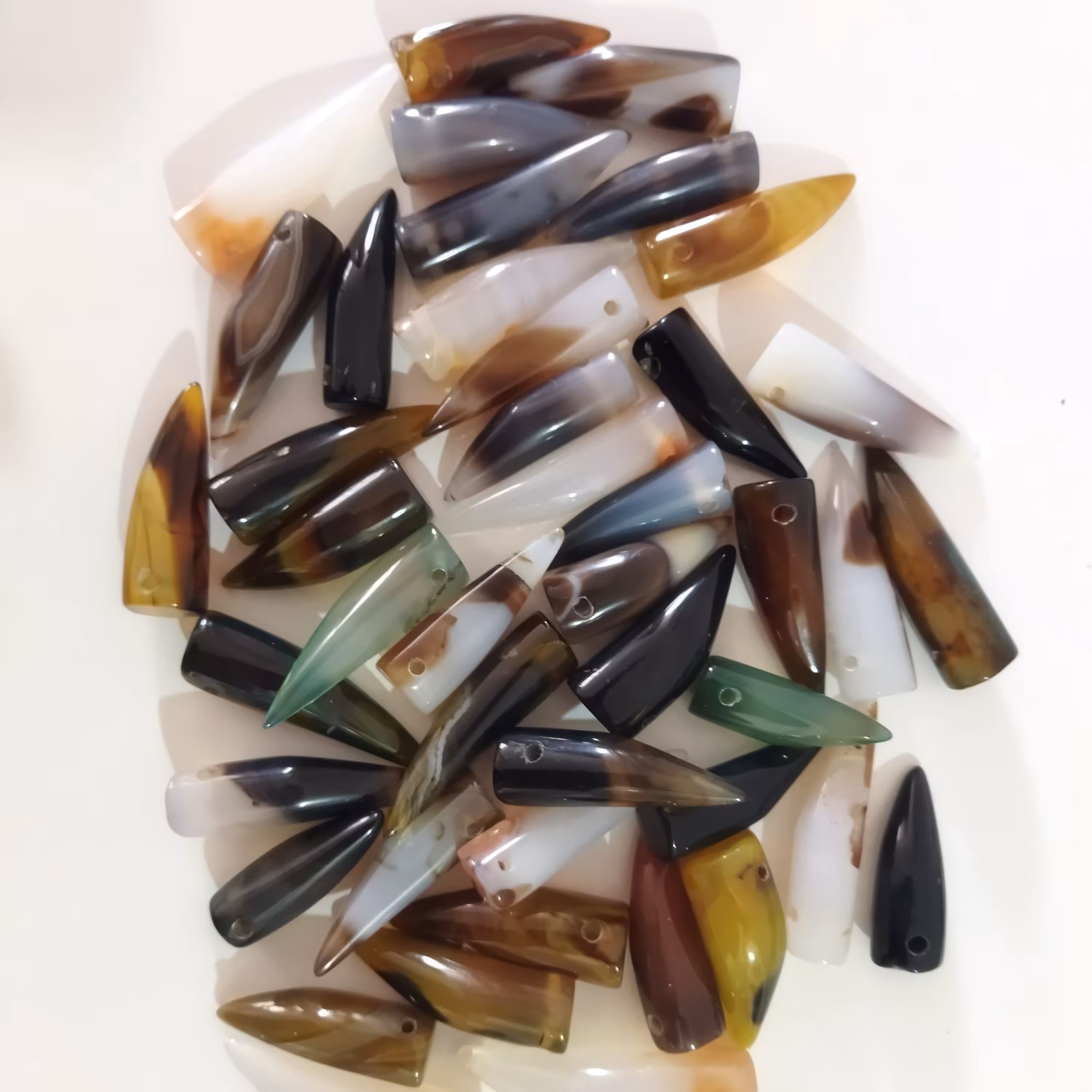 یک عدد سنگ عقیق معدنی و اصل با تنوع رنگ و سایز و وزن مخصوص آویز و تزیین و..