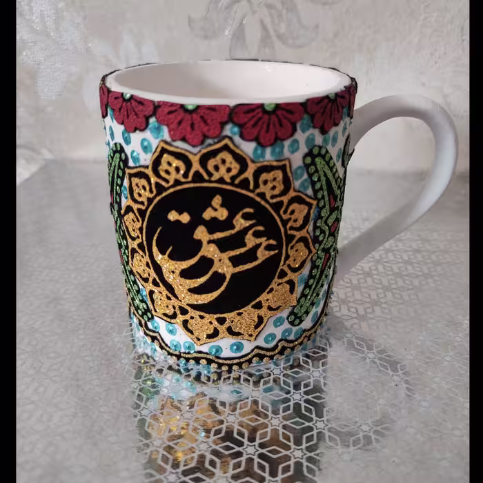 ماگ سرامیکی مزین با قطعات زیبای پرشنگ و نقطه کوبی مرغوب همدان عمده و جزئی