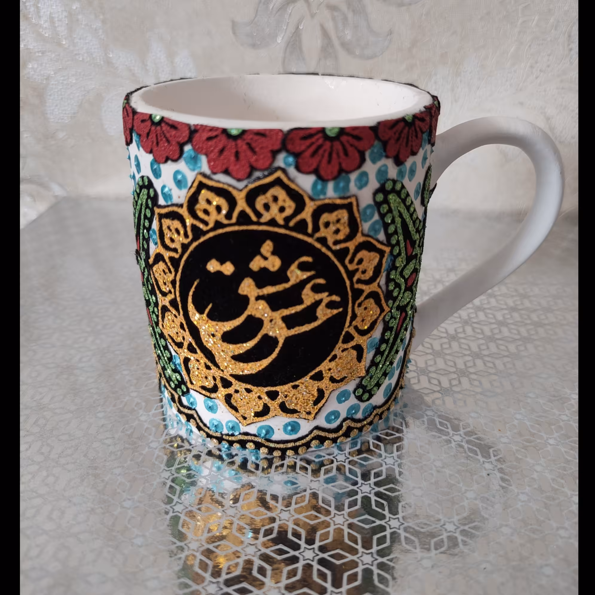 ماگ سرامیکی مزین با قطعات زیبای پرشنگ و نقطه کوبی مرغوب همدان عمده و جزئی