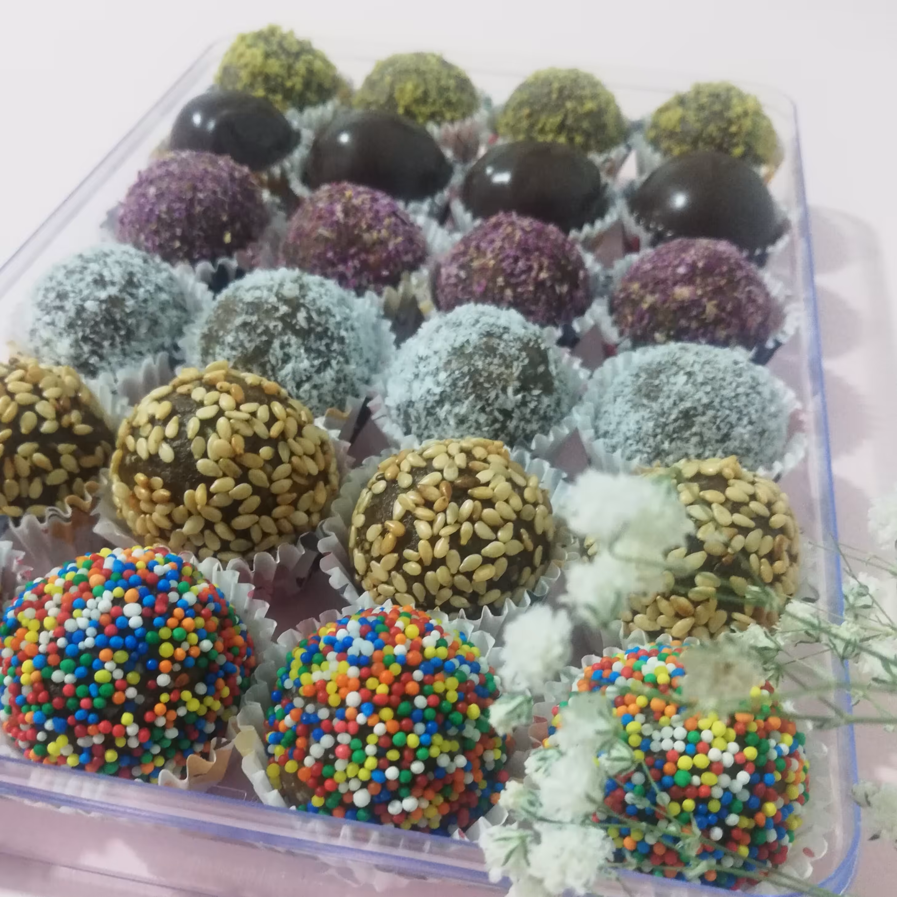 توپک خرمایی 24 عددی تهیه شده از خرمای کبکاب درجه 1 و دانه های مقوی و مغزیجات