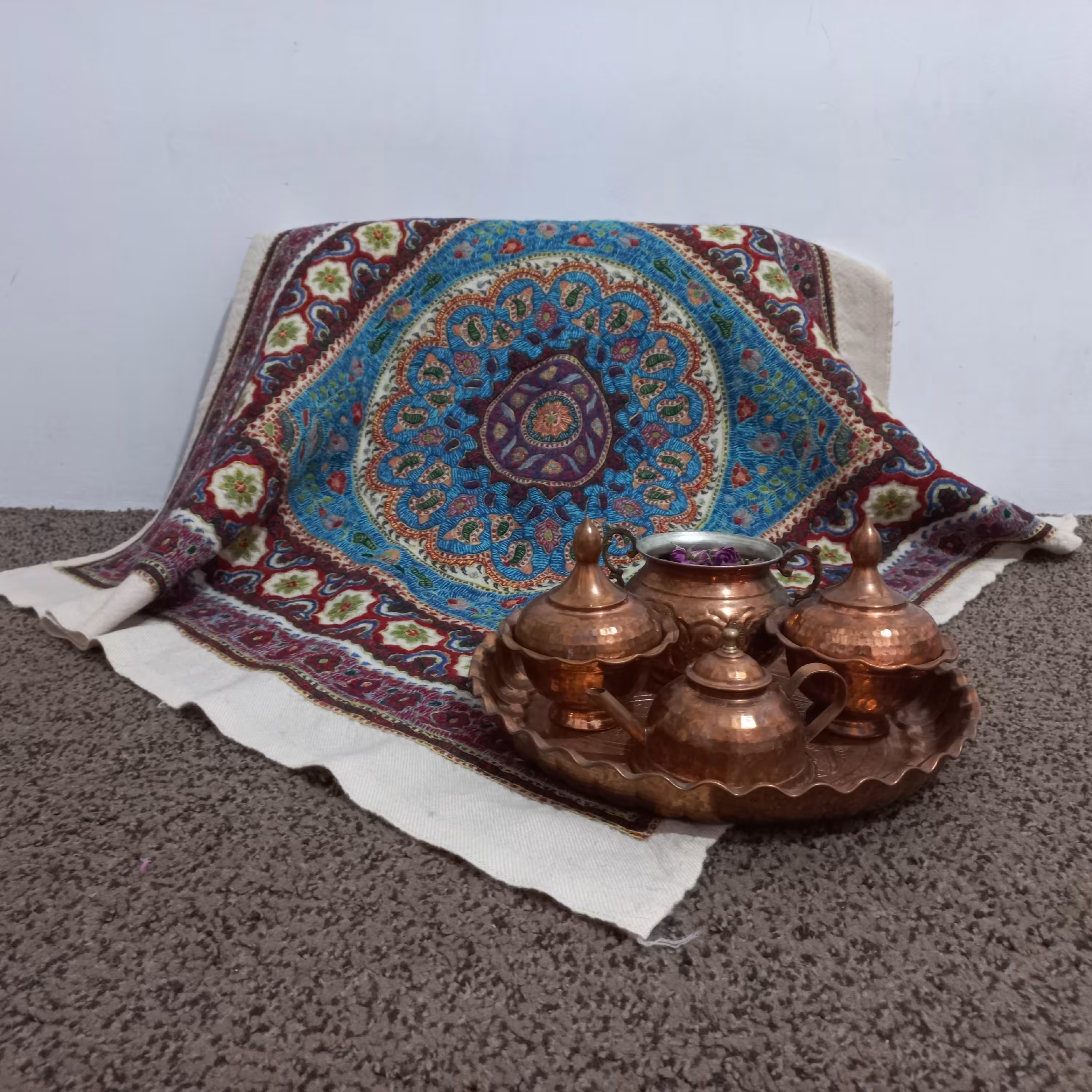 پته رومیزی با زمینه سفید بسیار زیبا و خوش دوخت