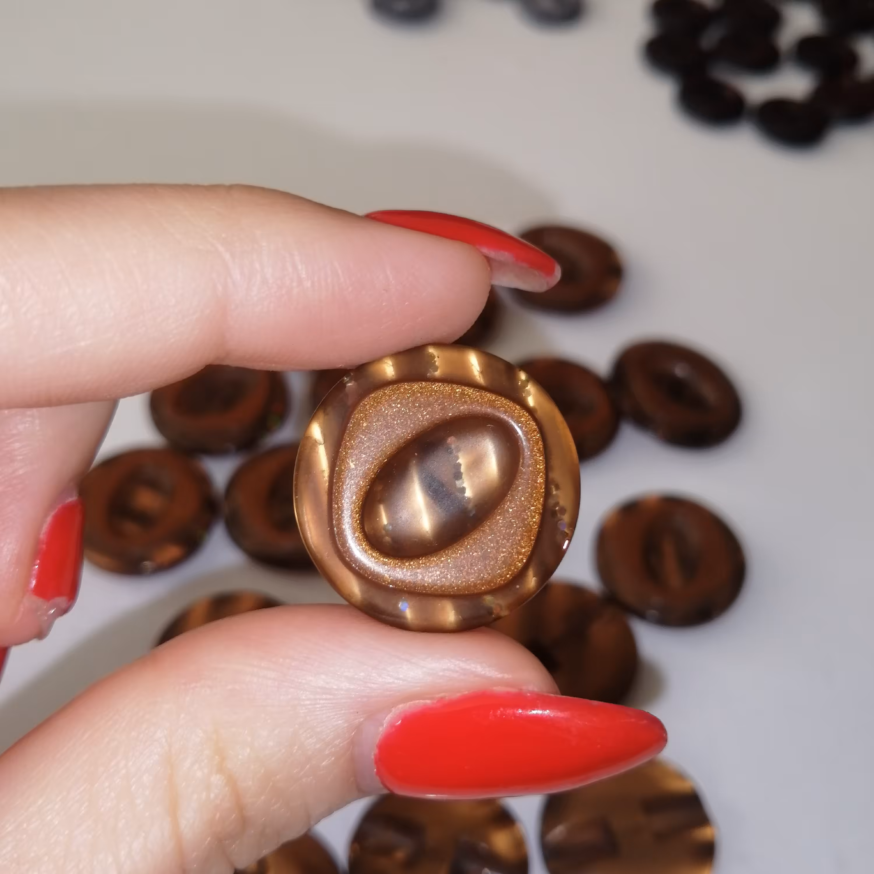 دکمه لباس قهوه ای 1 در دو سایز دایره طرح دار  بسته تکی 