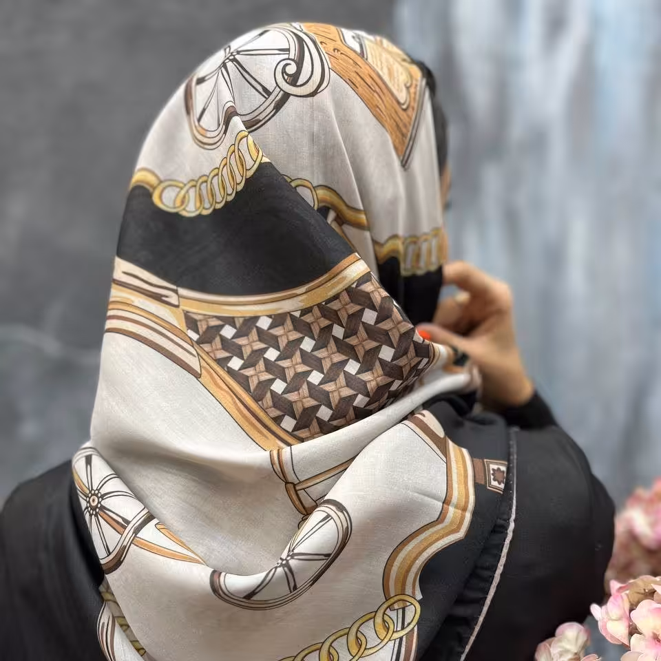روسری سوپر نخ
قواره 120
دور دست دوز
اصلا لیز نیست،
چروک نمیشه
خنک و سبک مناسب تابستان